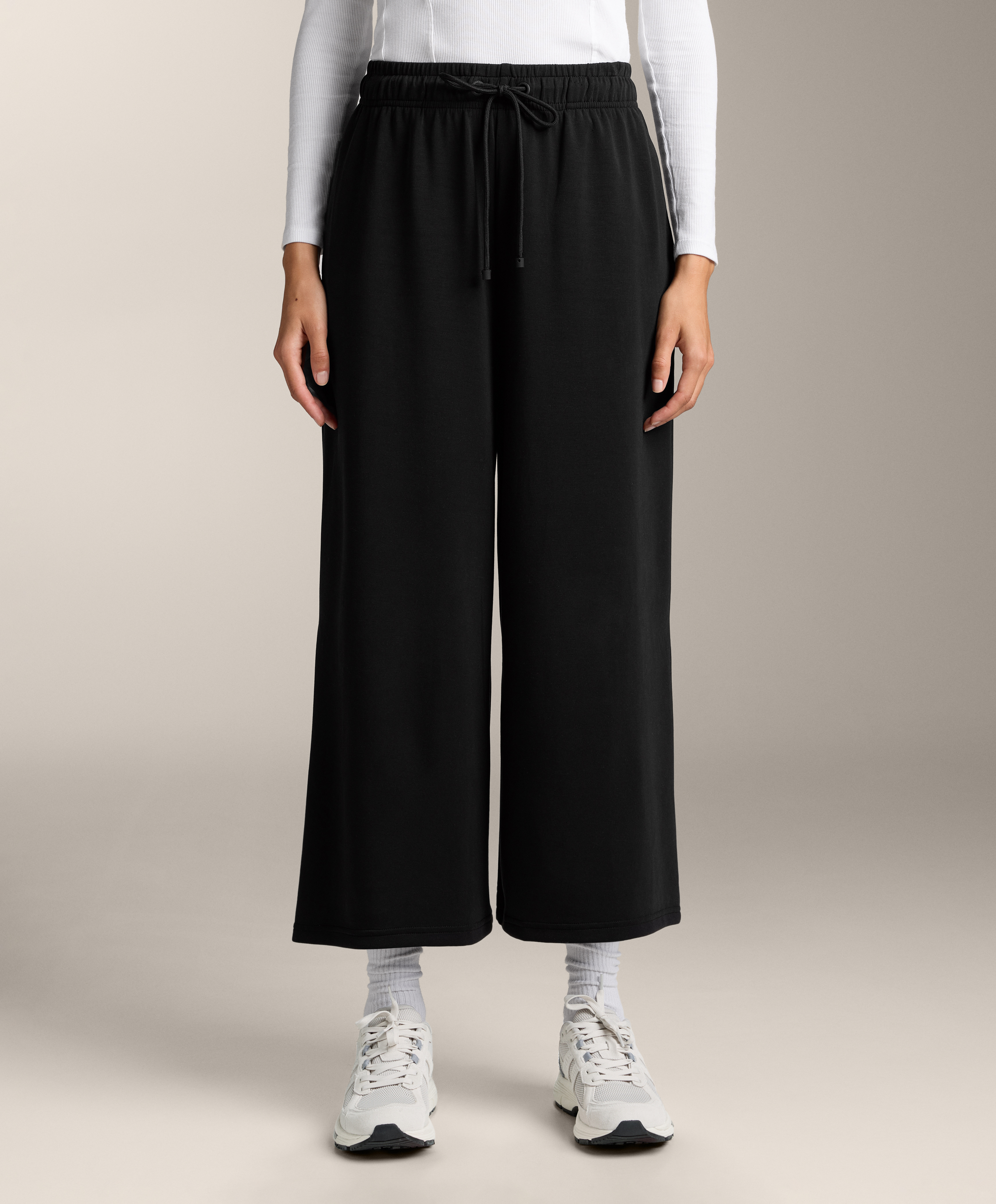 Black crop total look with modal