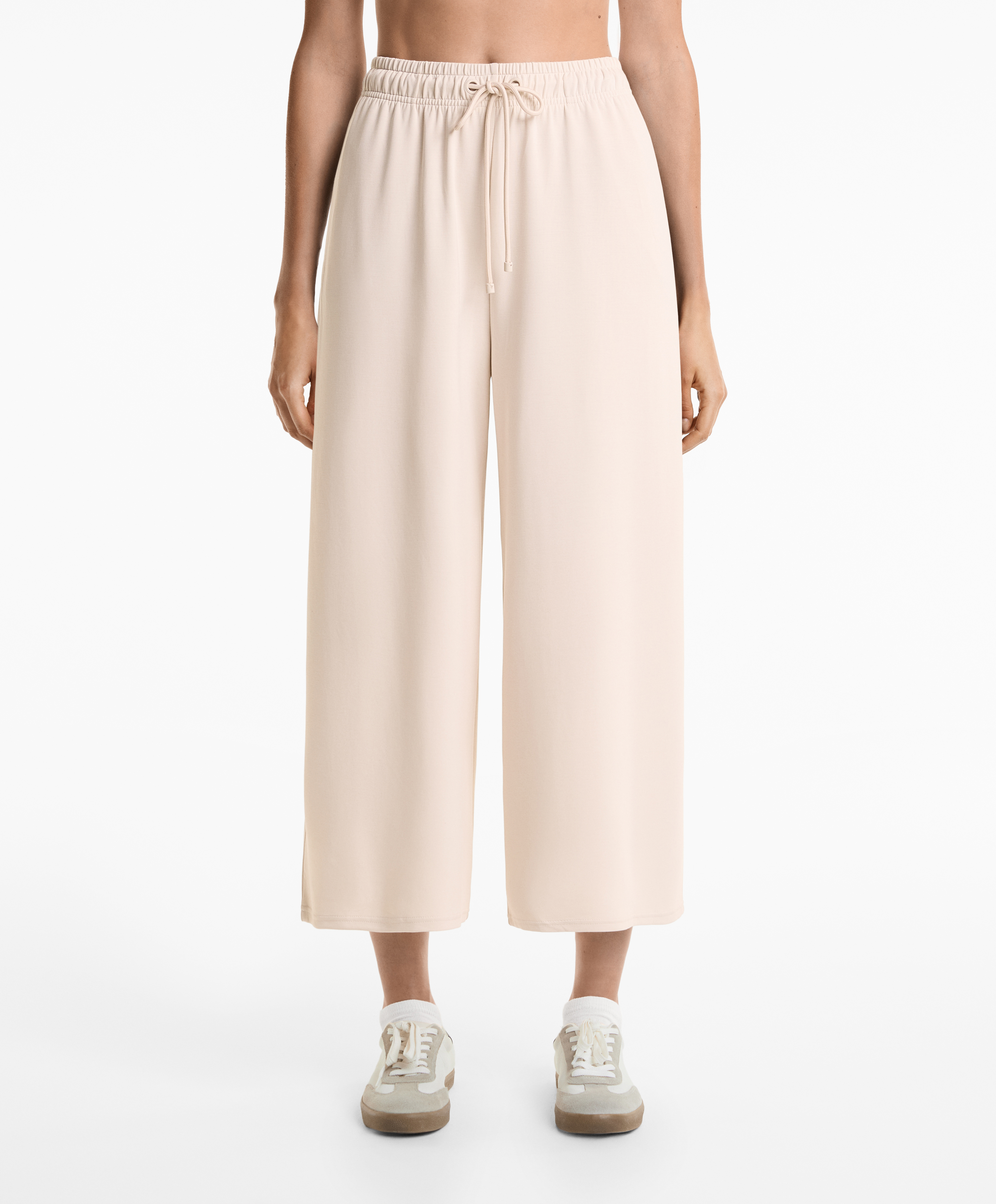 White crop total look with modal