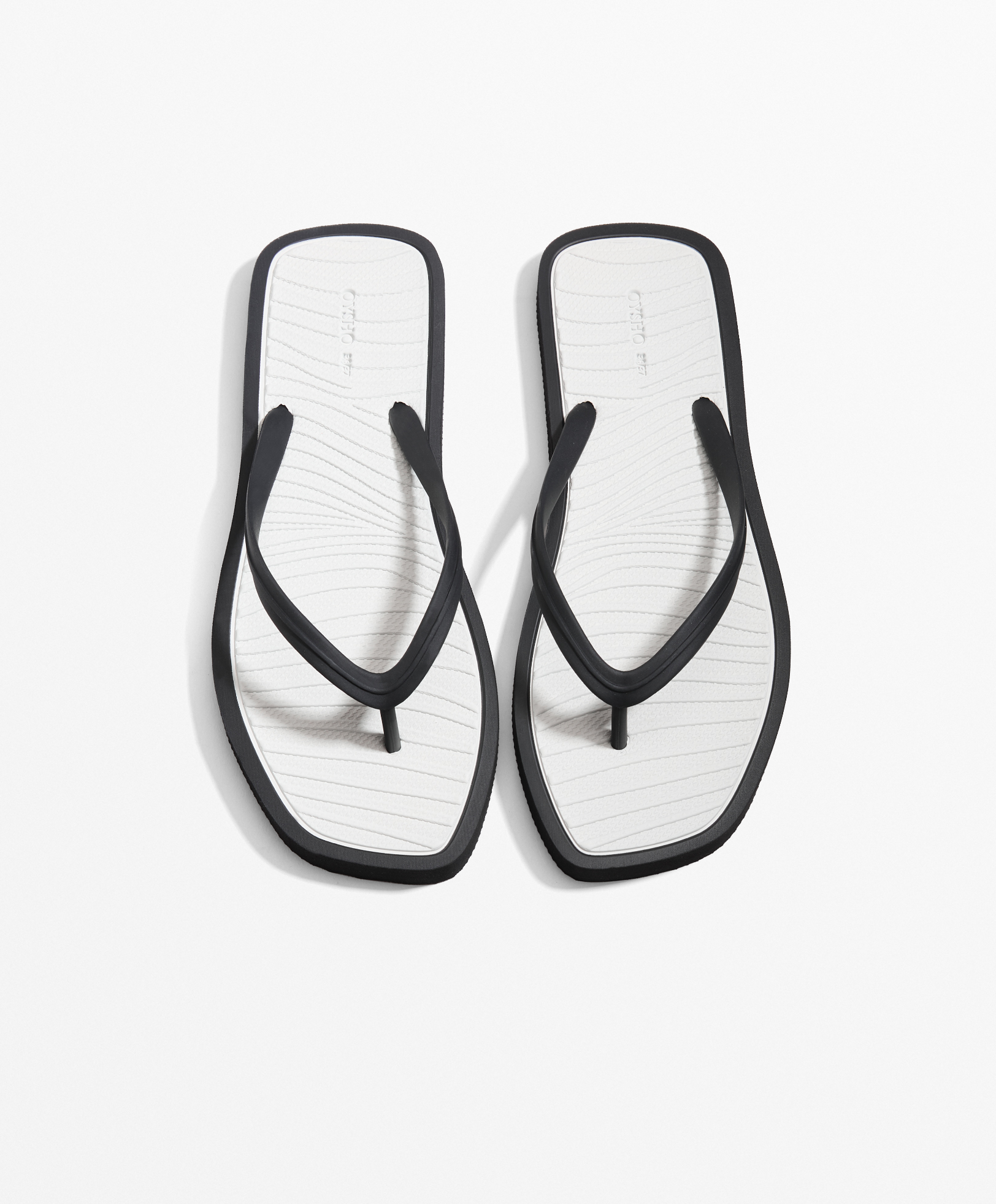 Textured beach sandals