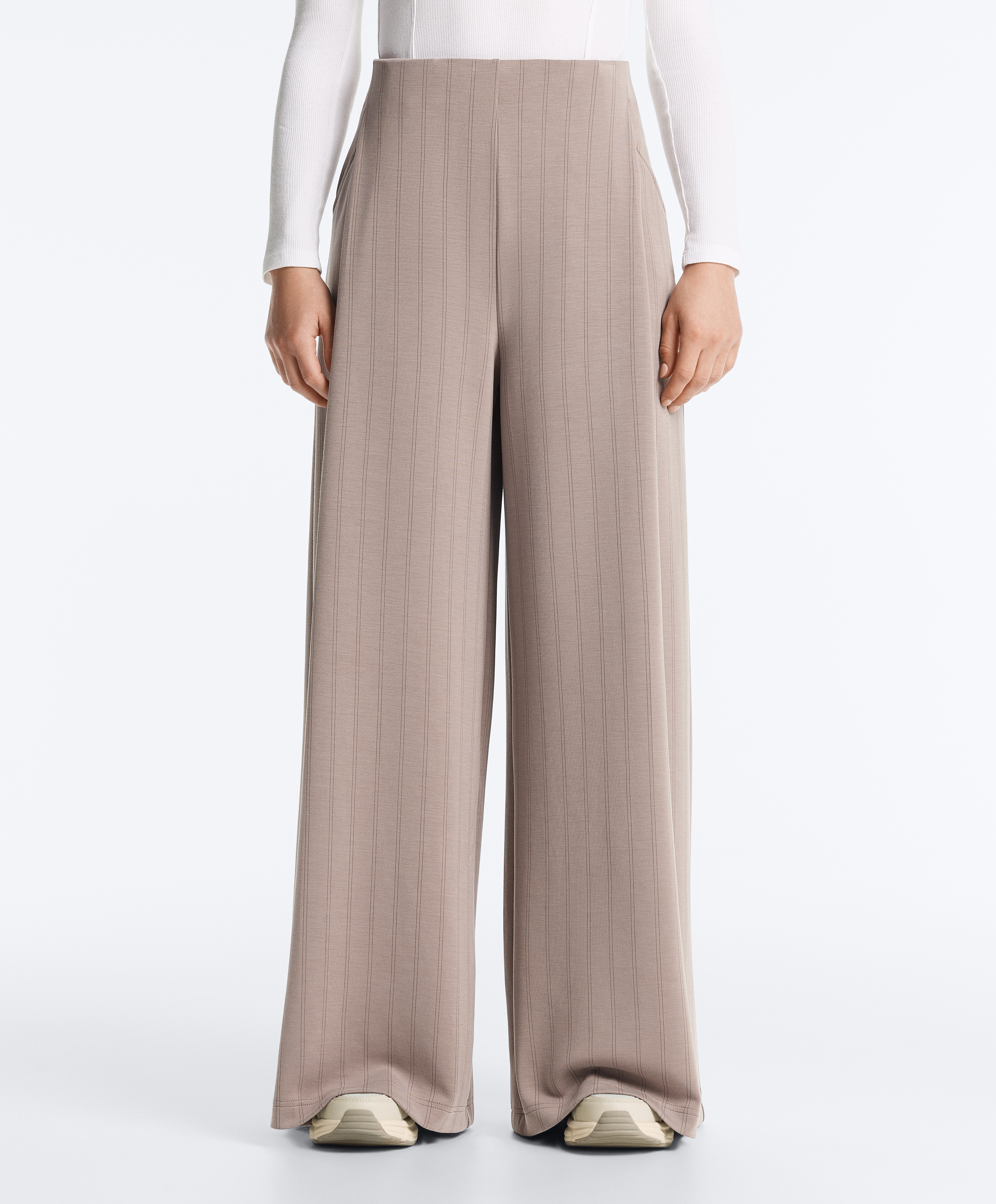 Prugaste pantalone sa faltama i Modalom, mekane na dodir