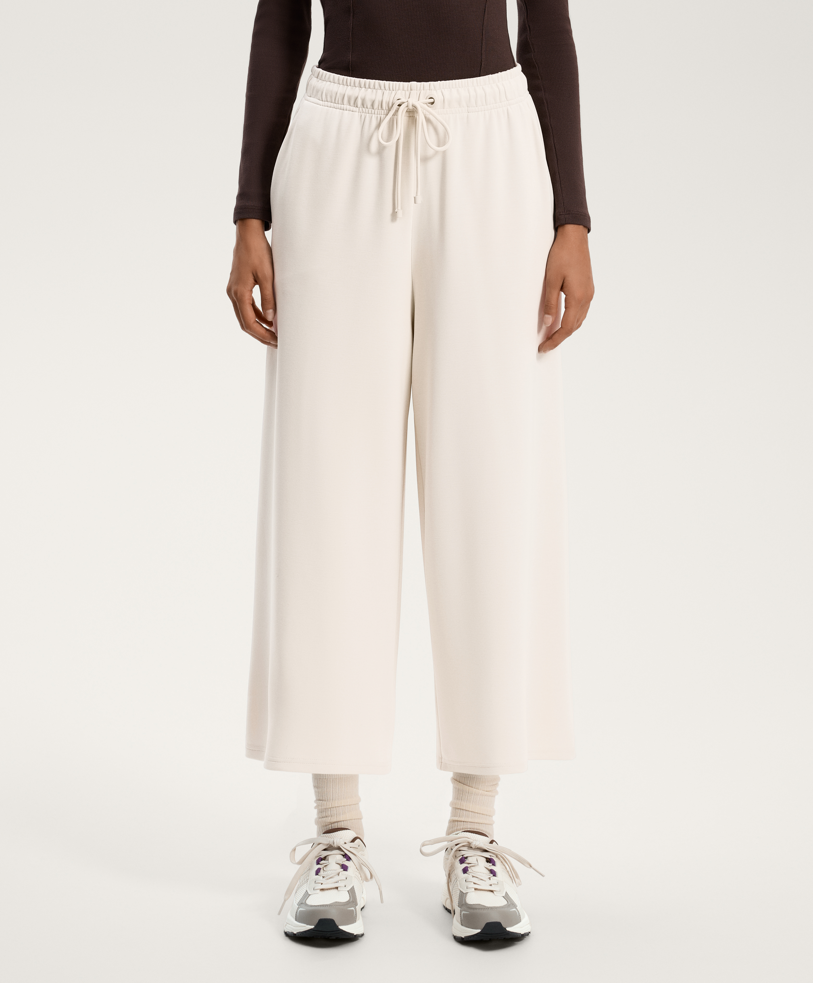 Total look crop large contenant du modal blanc