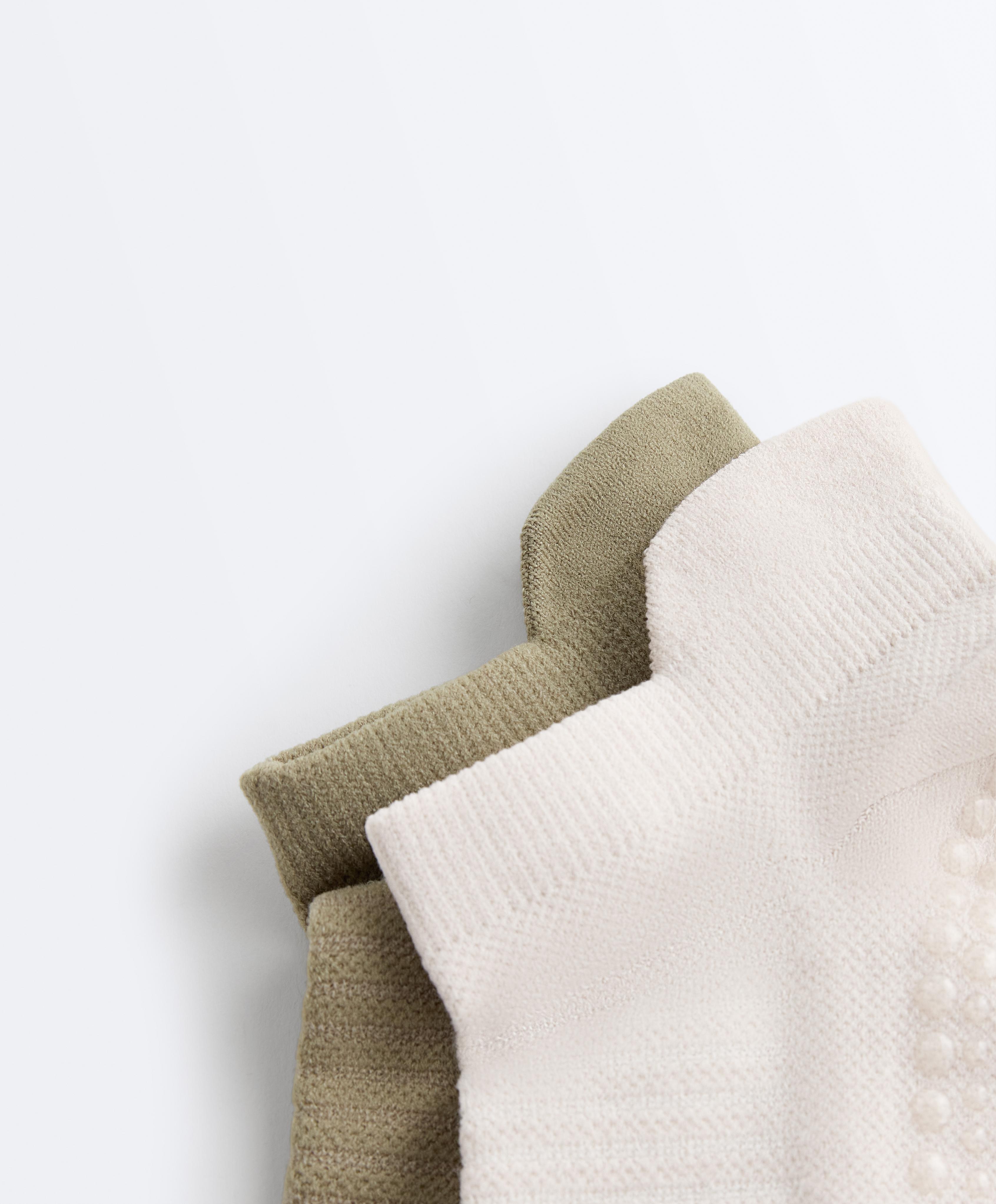 2 pairs of polyamide blend yoga and Pilates sneaker socks — GREEN BEIGE