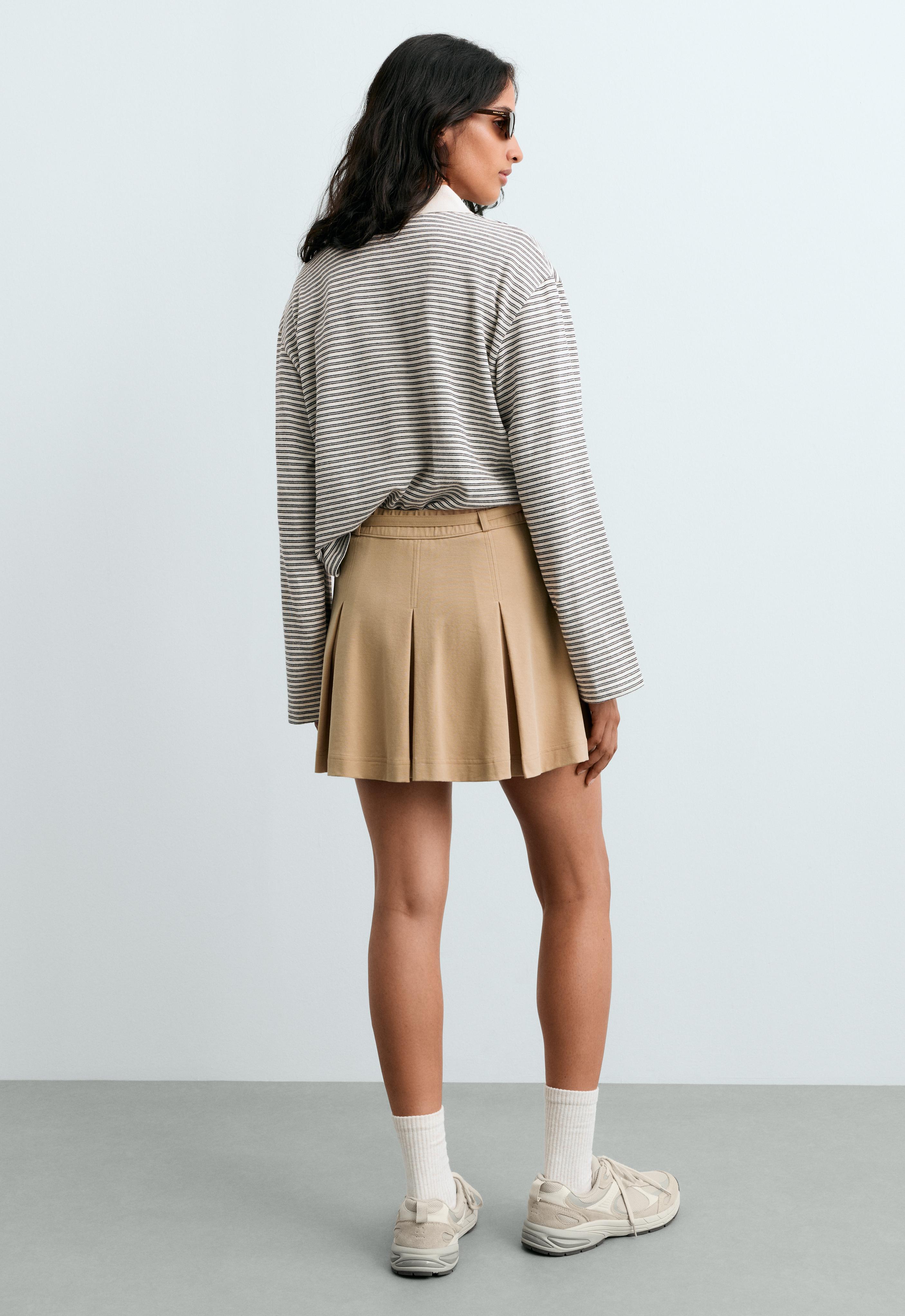 High-rise pleated short skirt with belt — BEIGE