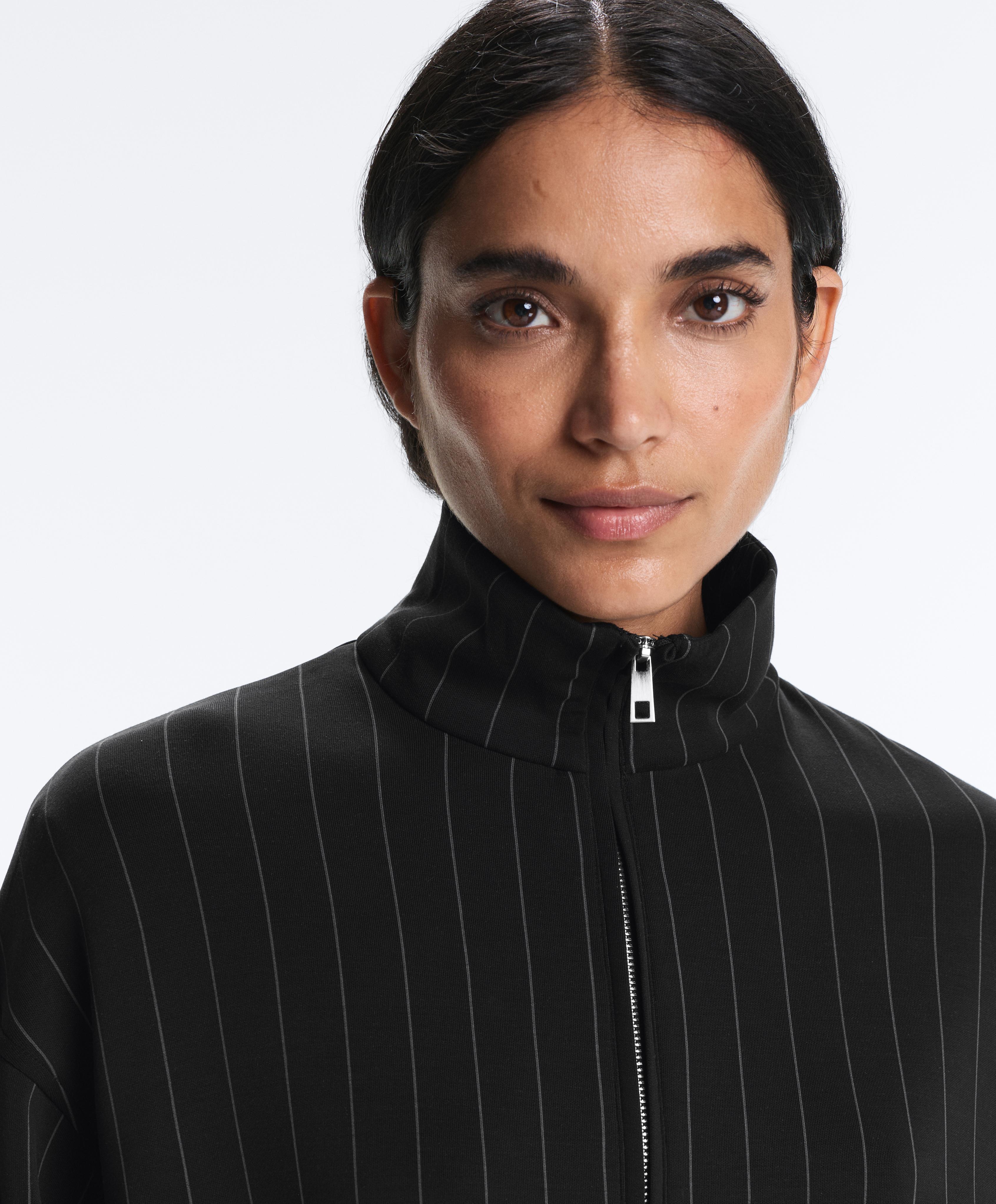 Lång jacka med kritstrecksrand, justerbar midja, ståkrage och extra mjuk modal