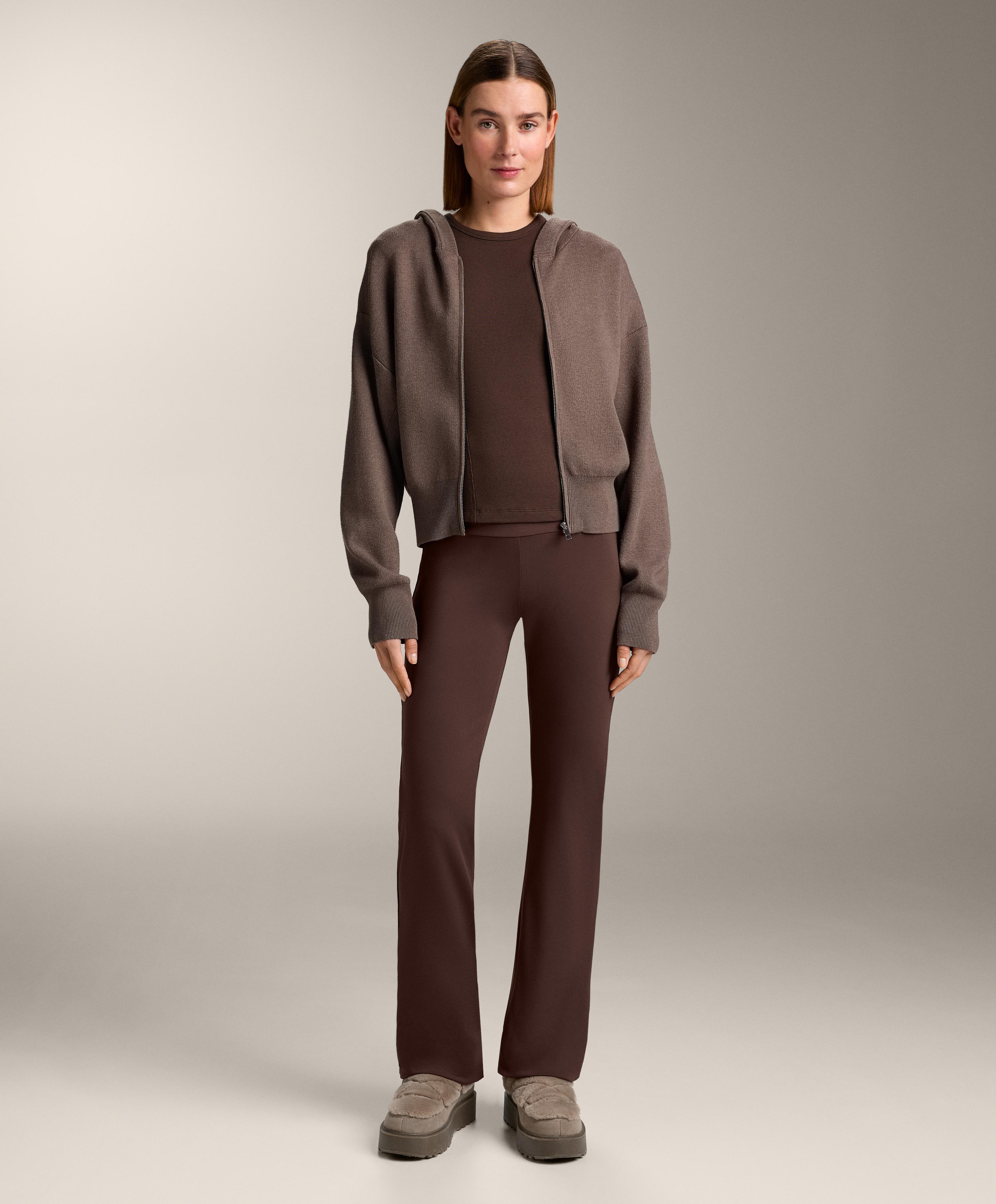 Gebreid jasje met capuchon en zijdetails Gebreid jasje met capuchon en zijdetails