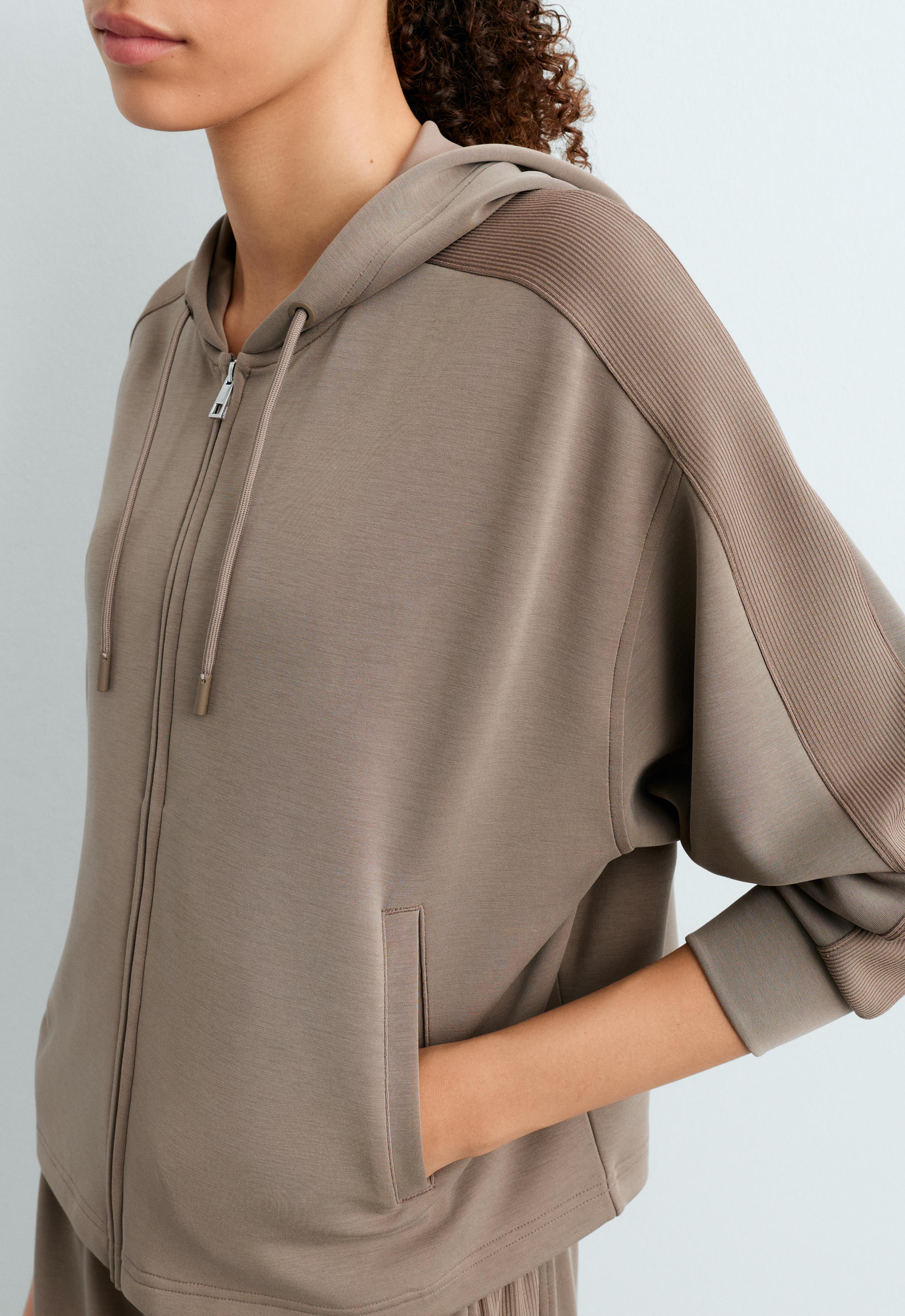 Chaqueta corta capucha con modal