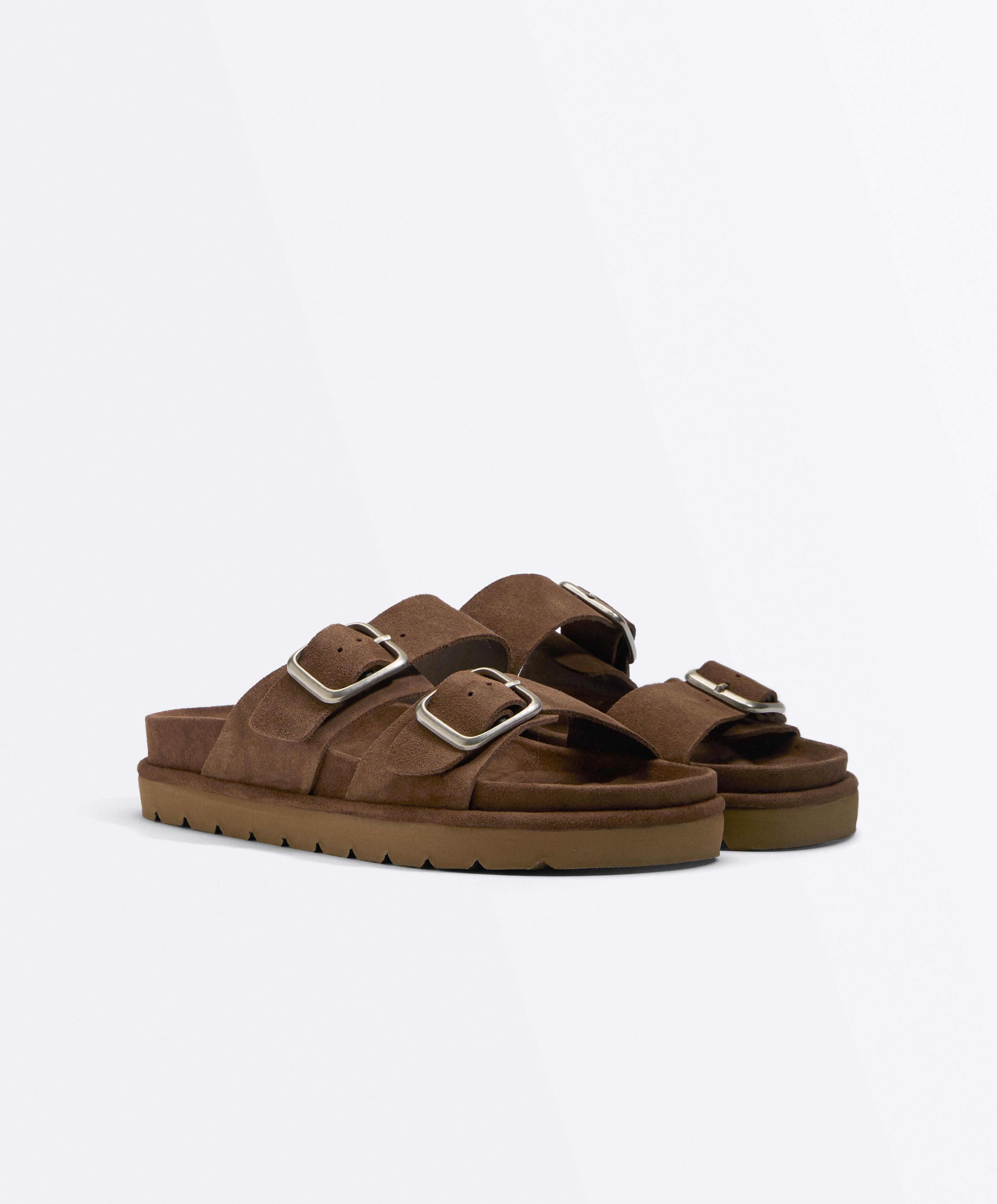 Sandalo con fibbia e zeppa Sandalo con fibbia e zeppa