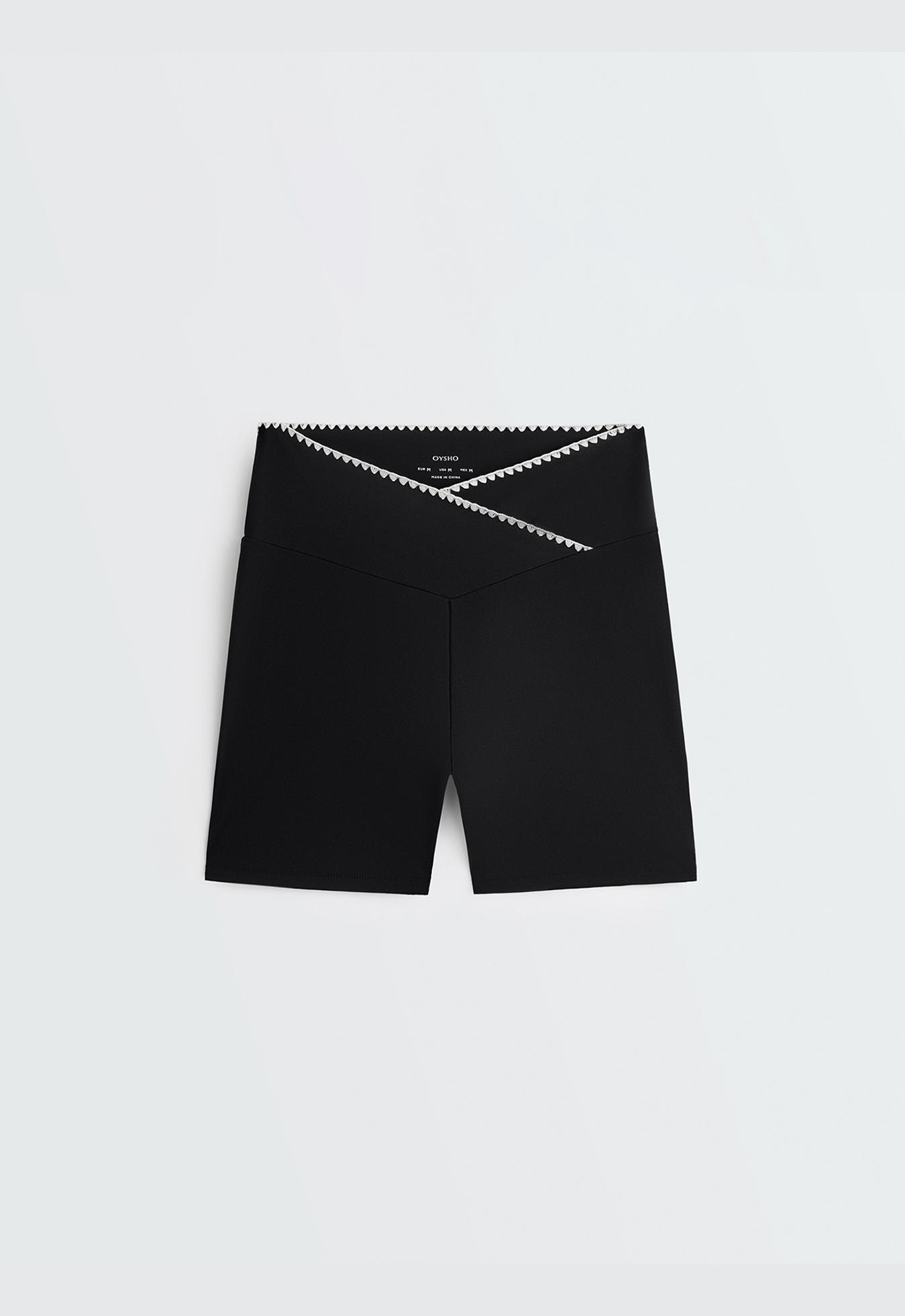 Comfortlux V-waist 10cm hot pants with contrast stitching — BLACK