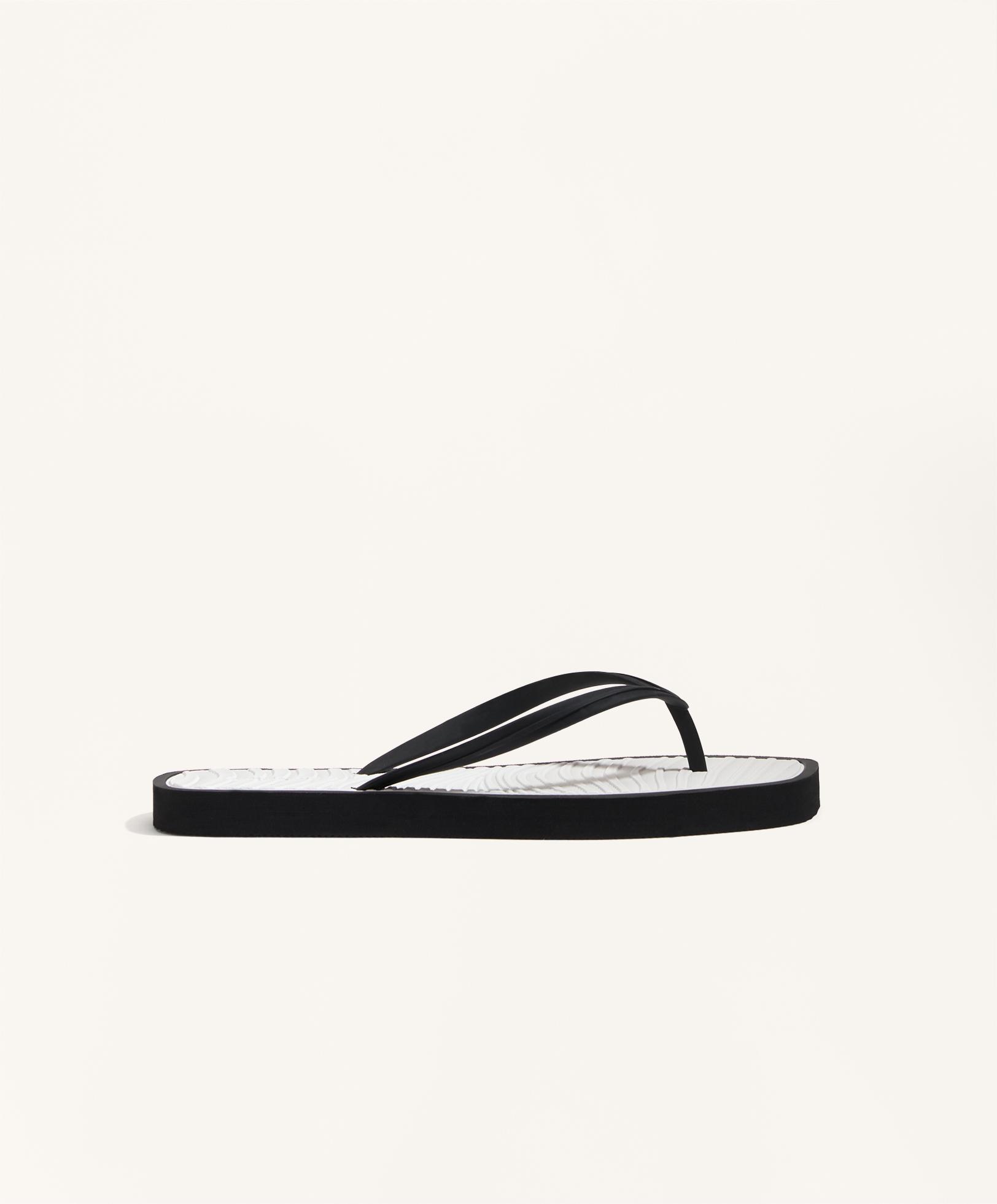 Textured beachwear sandals