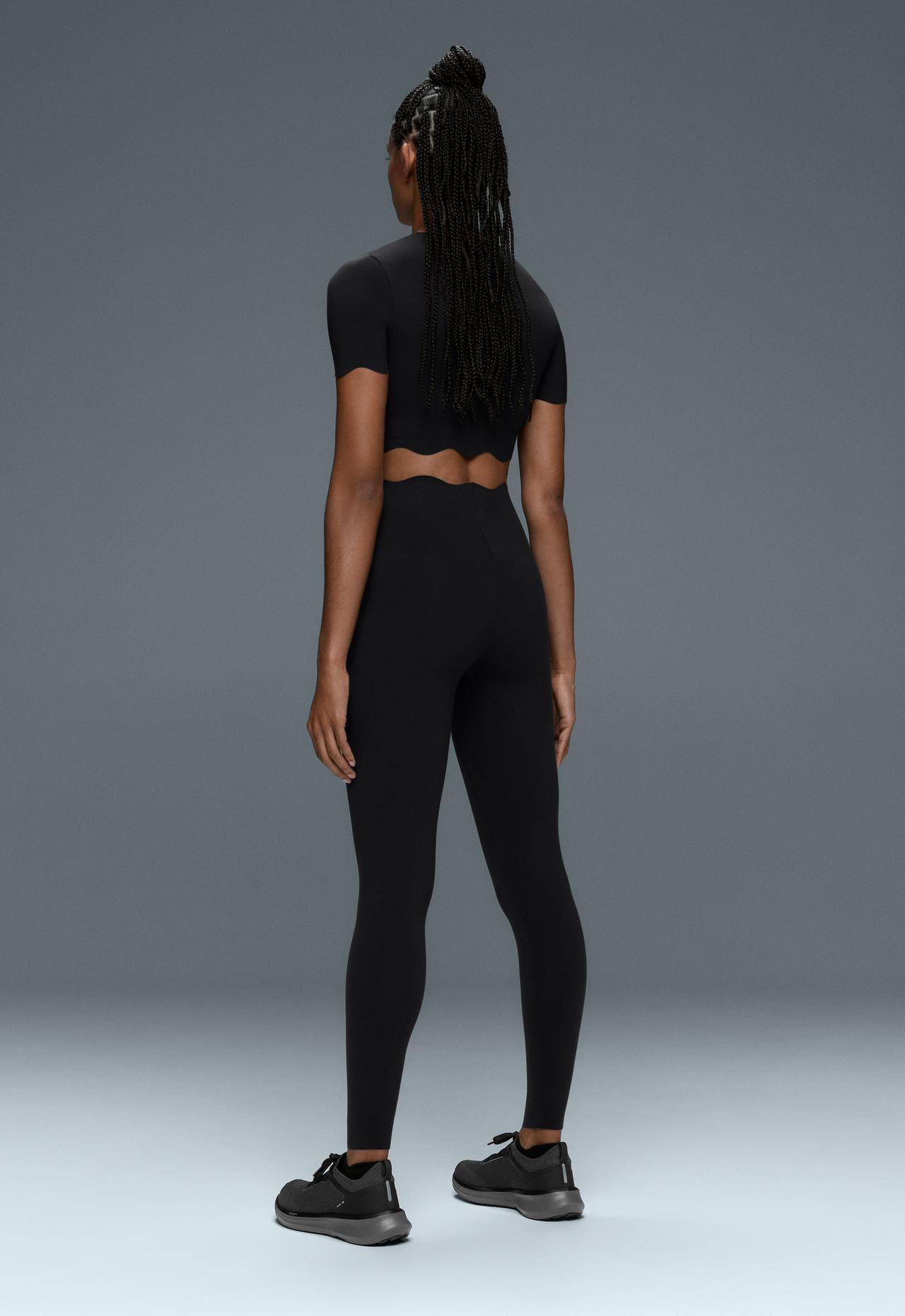 Wavy compressive tank top — BLACK