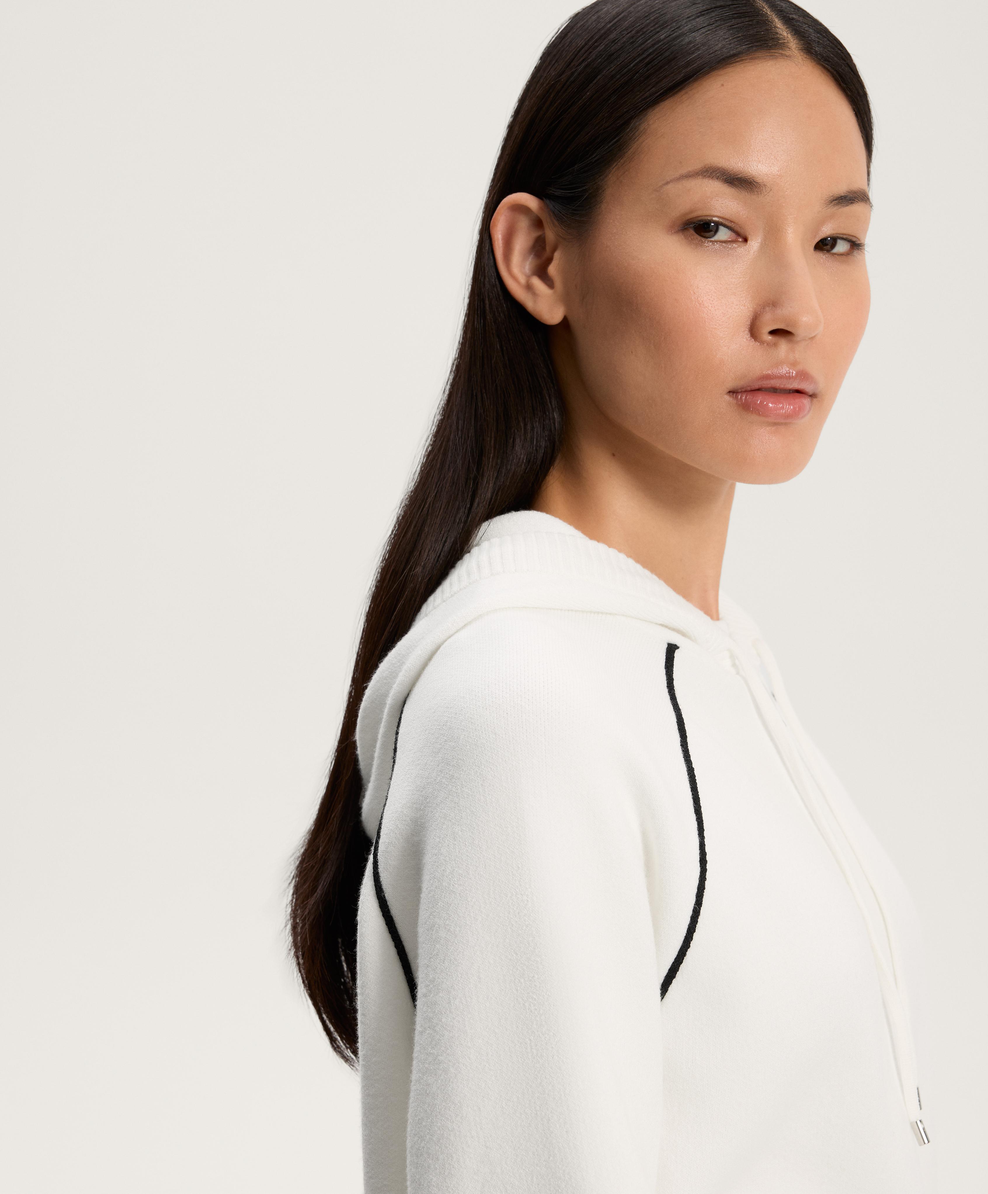 Casaco de malha com capuz e piping em contraste - Saldos