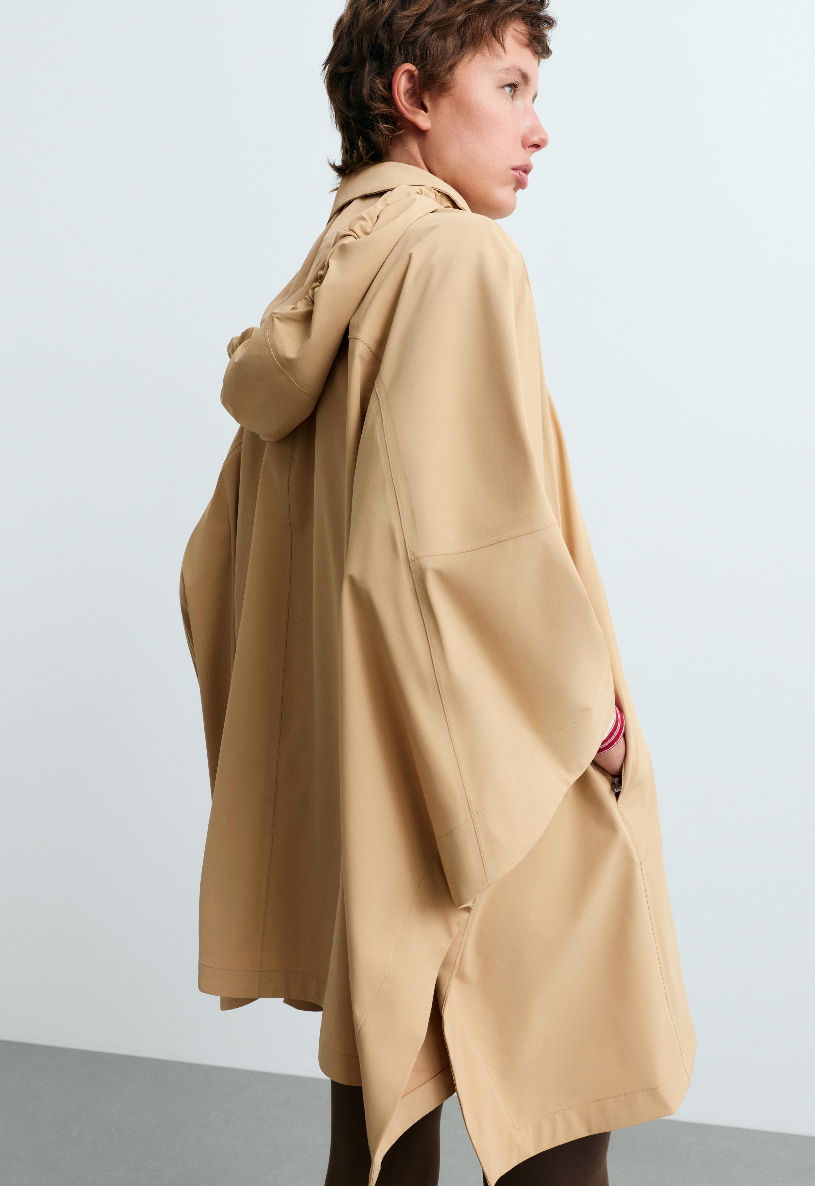 Extra lightweight 10k waterproof short cape Extra lightweight 10k waterproof short cape