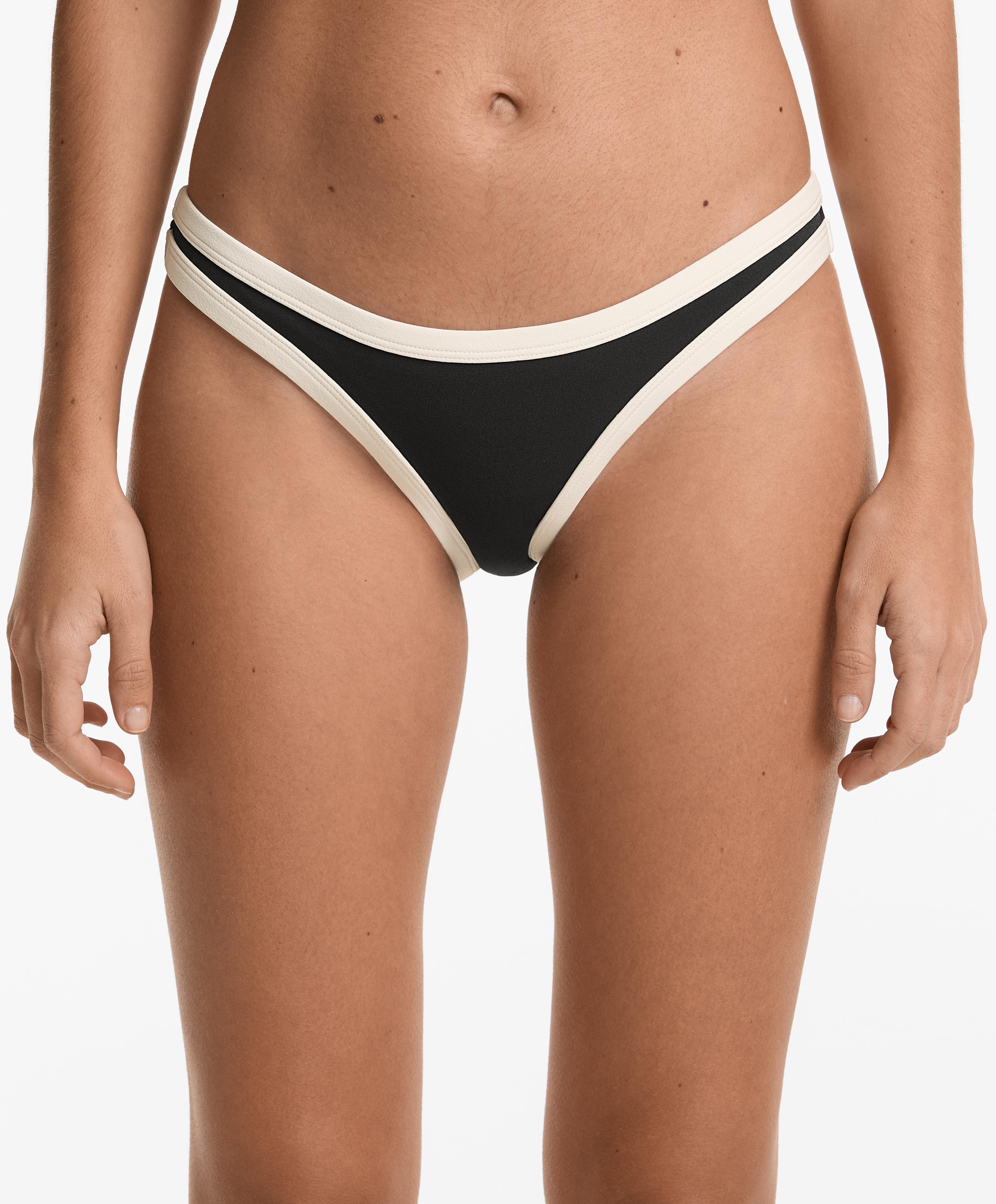 Bikinihose mit mittlerer Abdeckung, kontrastierenden Paspeln und U-Ausschnitt Bikinihose mit mittlerer Abdeckung, kontrastierenden Paspeln und U-Ausschnitt