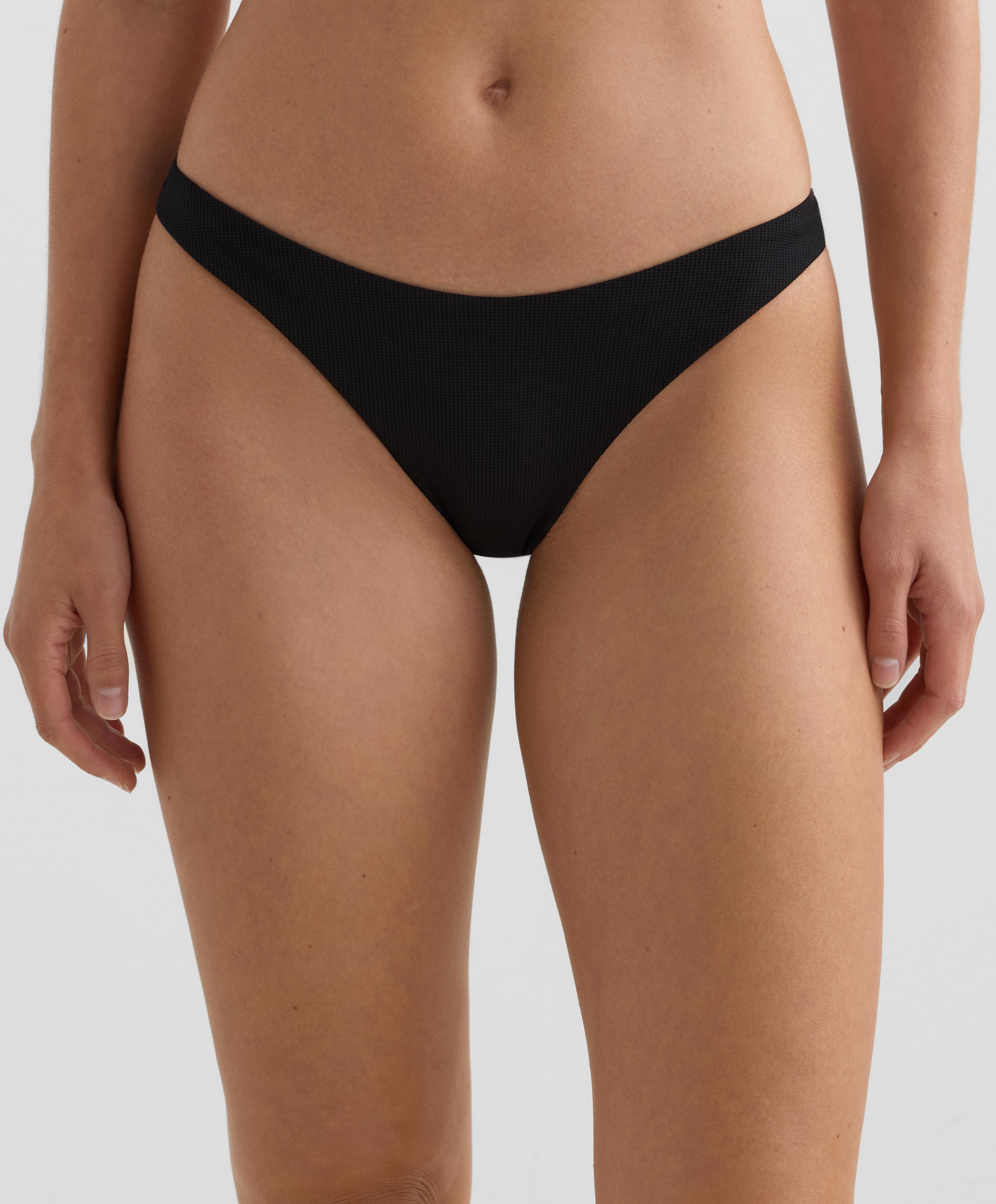 Бикини гаќички со средна покриеност пике со крој во форма на буквата У