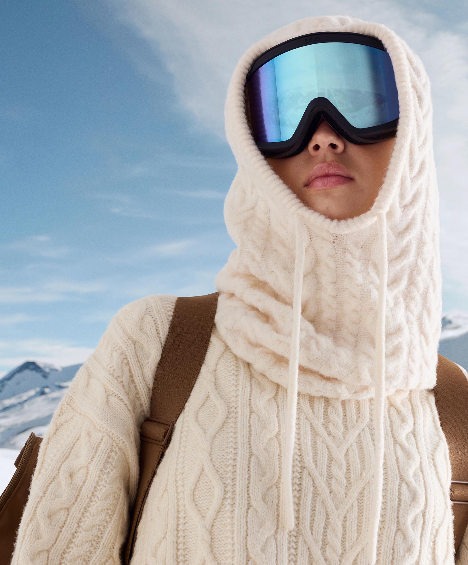 Вязаная балаклава с аранским узором