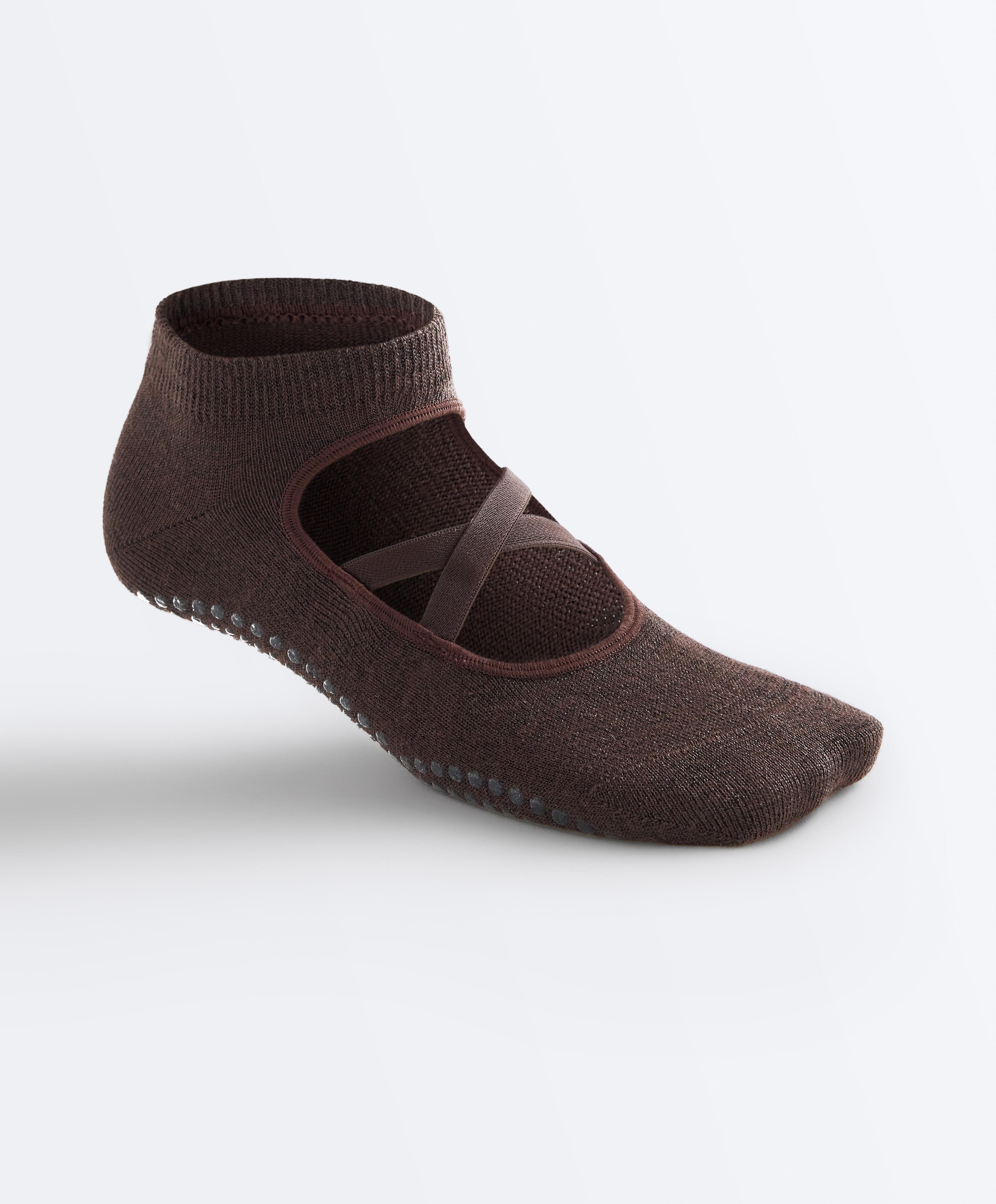 2 pairs of cotton blend yoga and Pilates socks with crossover straps and metallic thread — BROWN