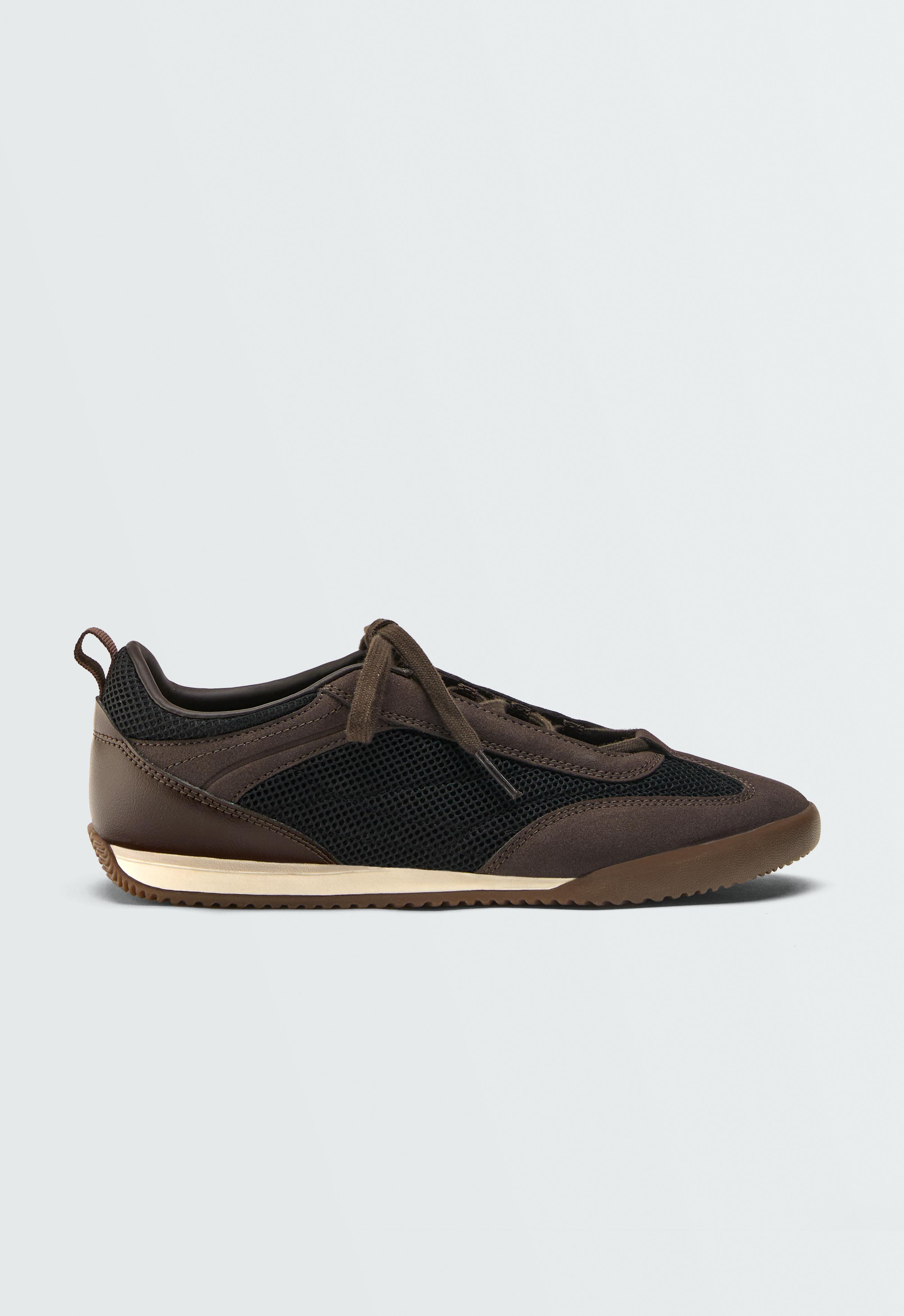Mixed-material mesh trainers Mixed-material mesh trainers