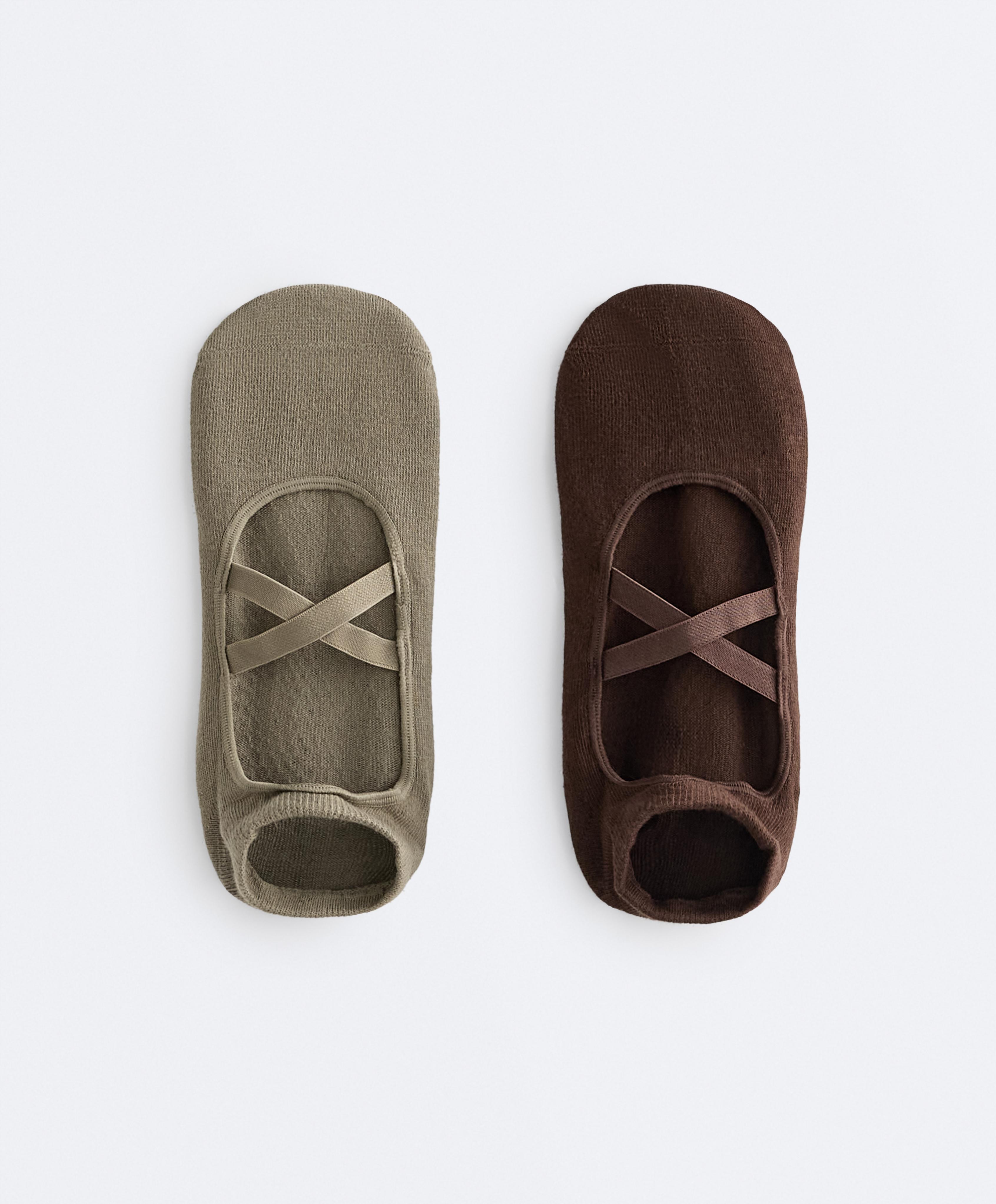 زوجان من جوارب اليوغا والبيلاتس ممزوجة بالقطن بأشرطة متقاطعة زوجان من جوارب اليوغا والبيلاتس ممزوجة بالقطن بأشرطة متقاطعة