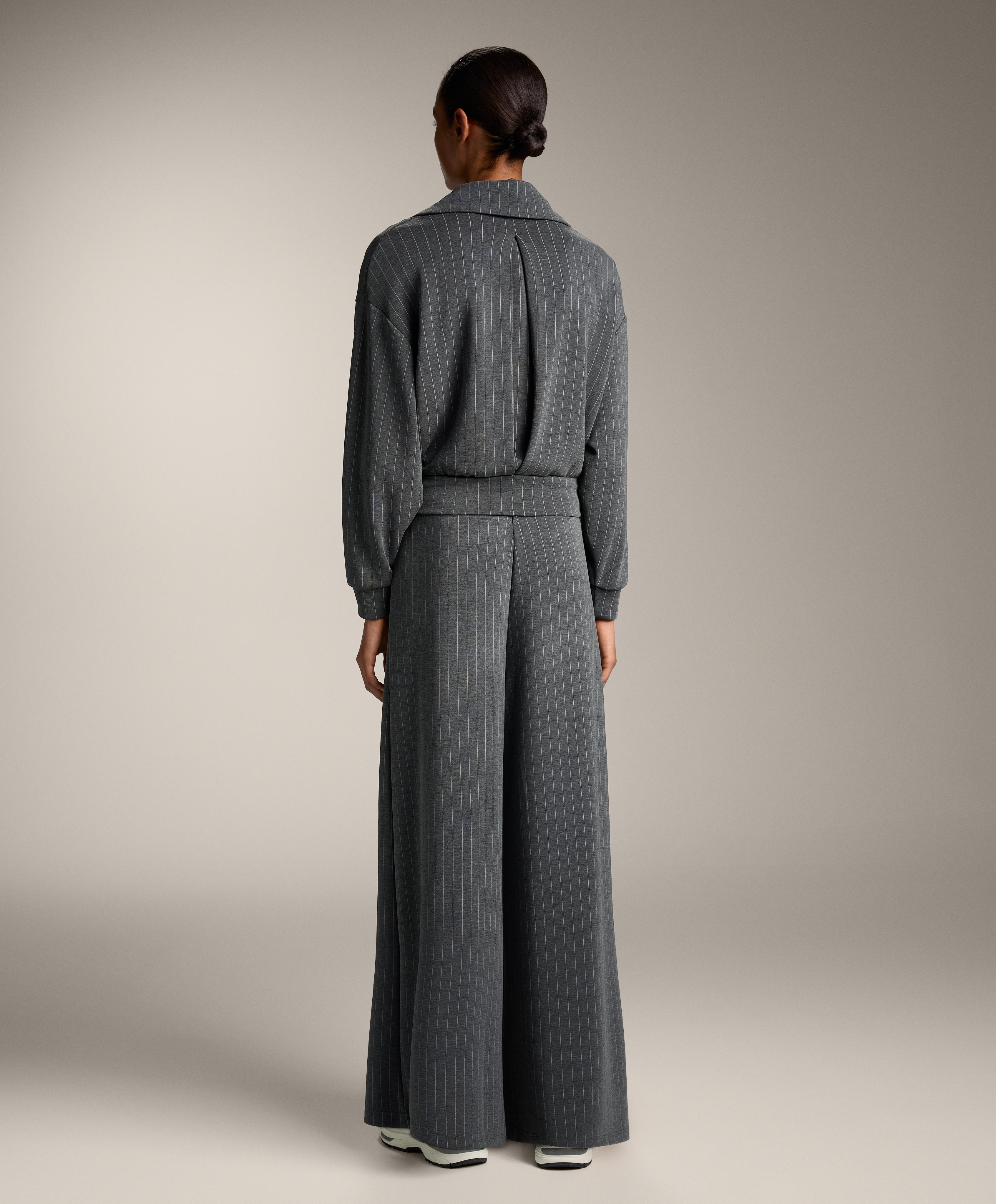 Total look ancho rayas con modal gris
