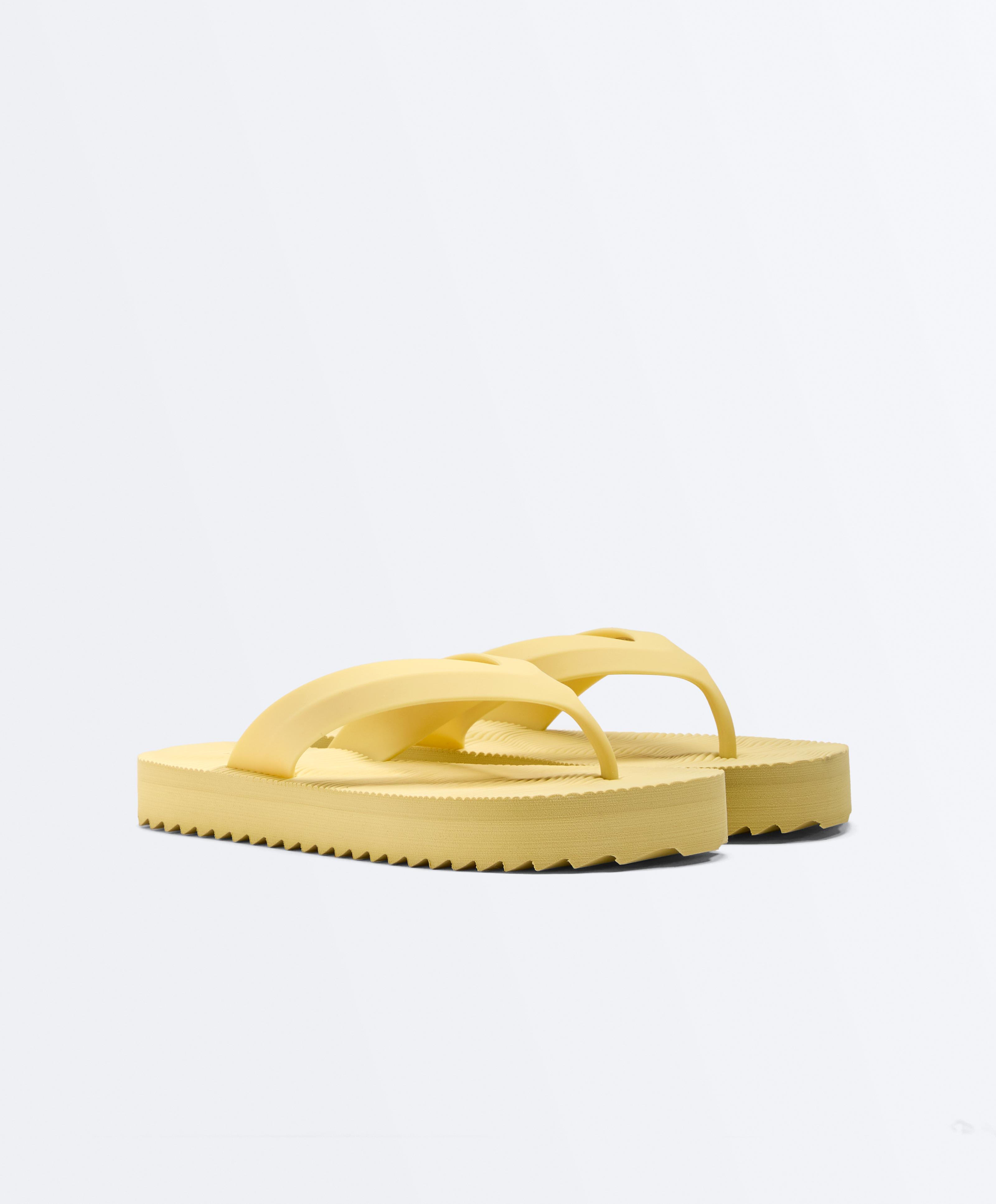 Badesandalen mit strukturierter Plateausohle Badesandalen mit strukturierter Plateausohle