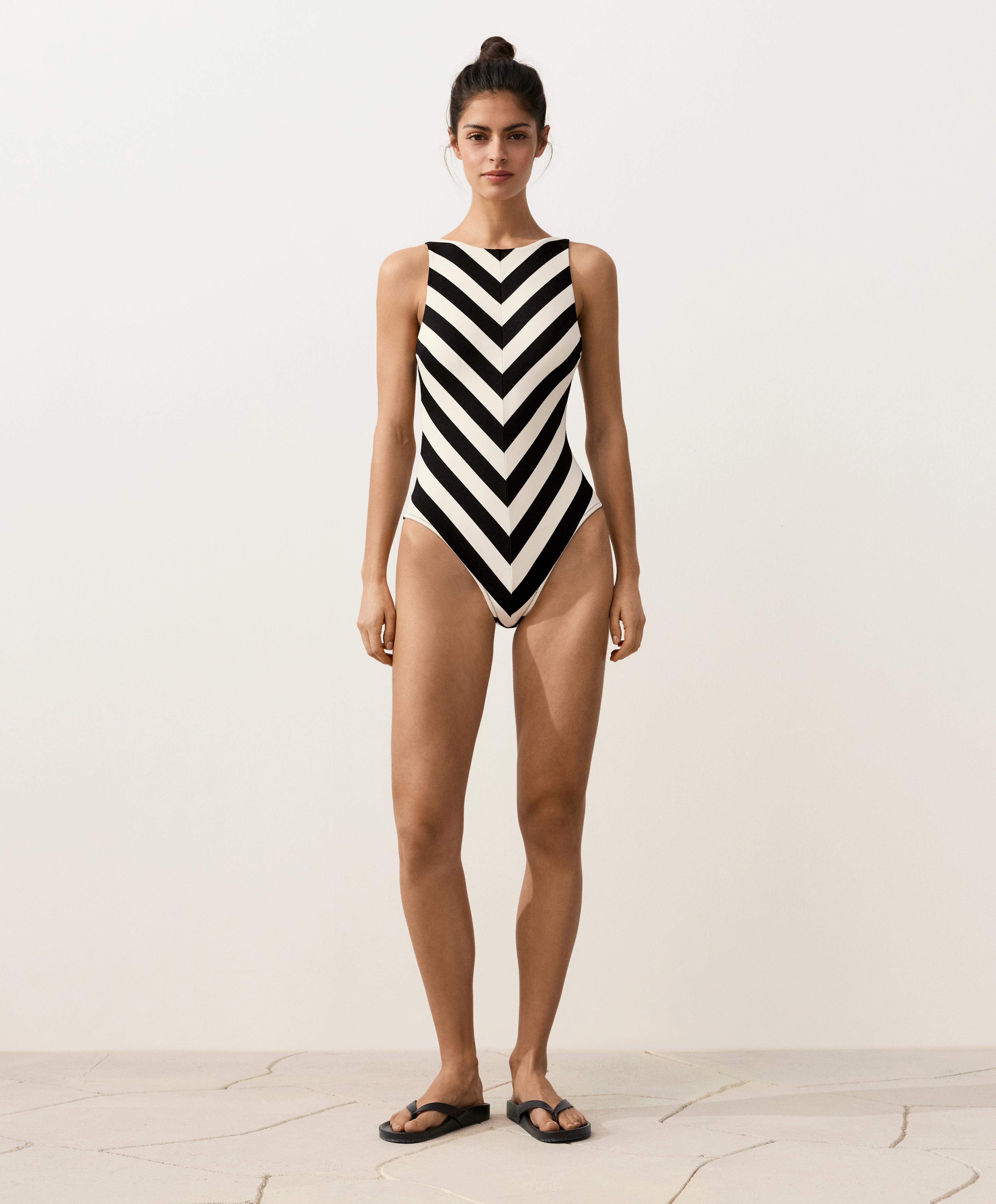 Kostium kąpielowy halter w ukośne paski
