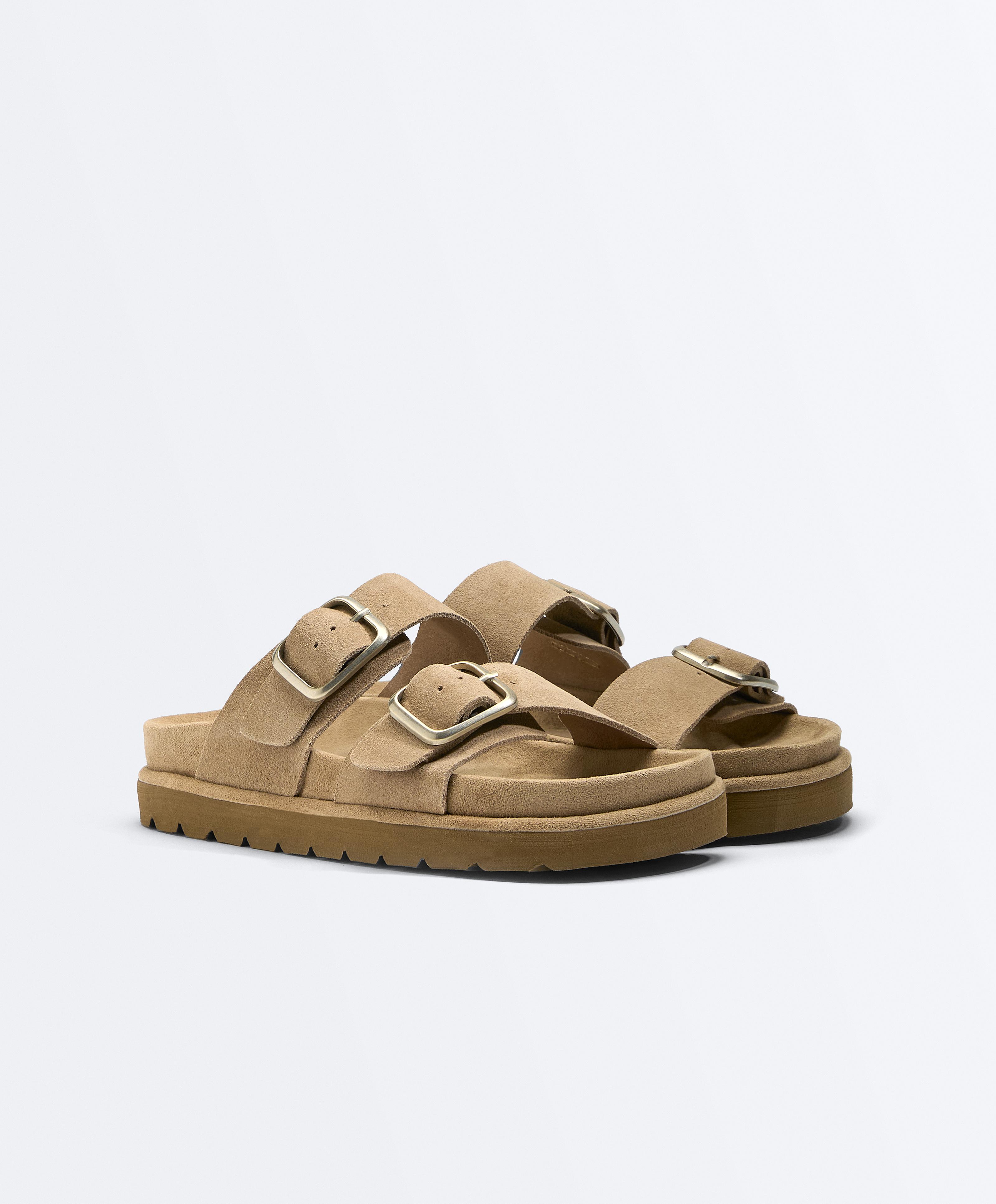 Sandalo con fibbia e zeppa Sandalo con fibbia e zeppa