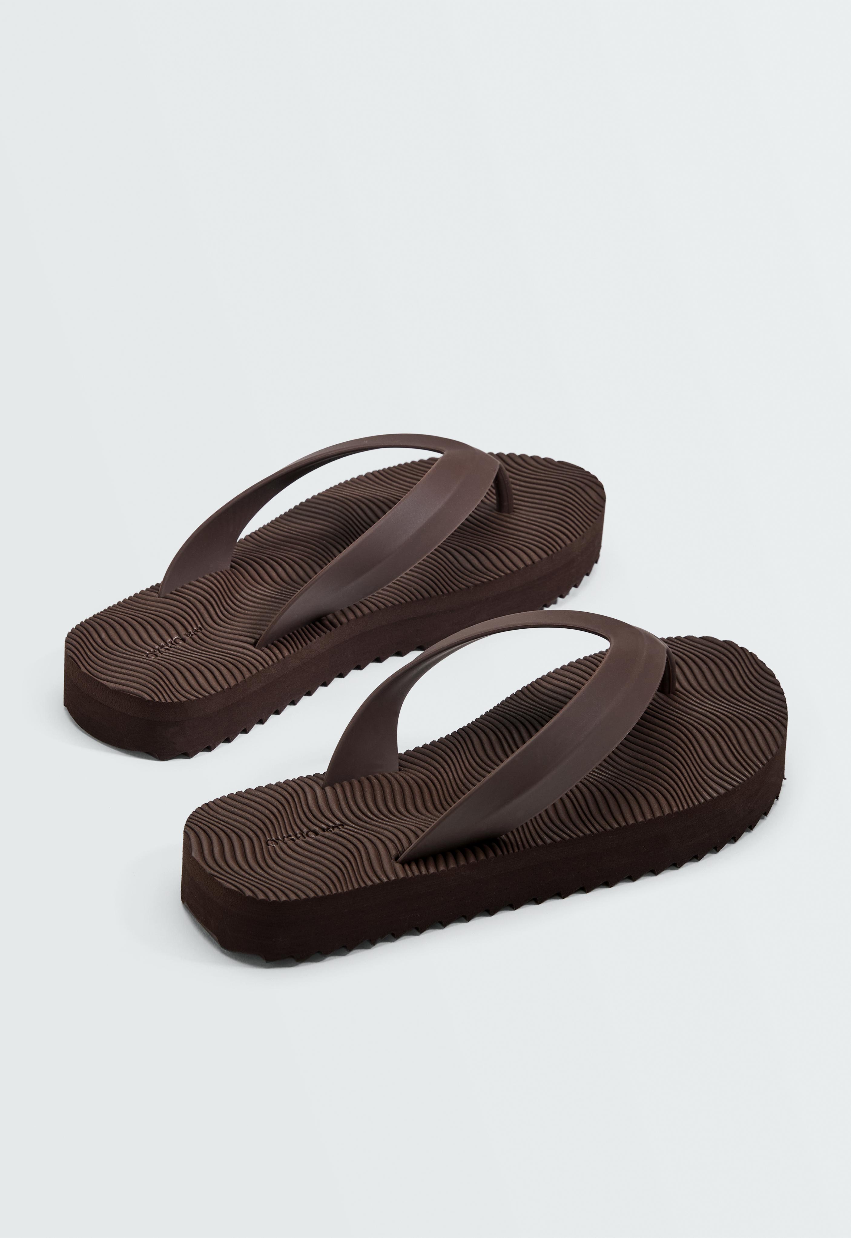 Textured platform beach sandals — BROWN