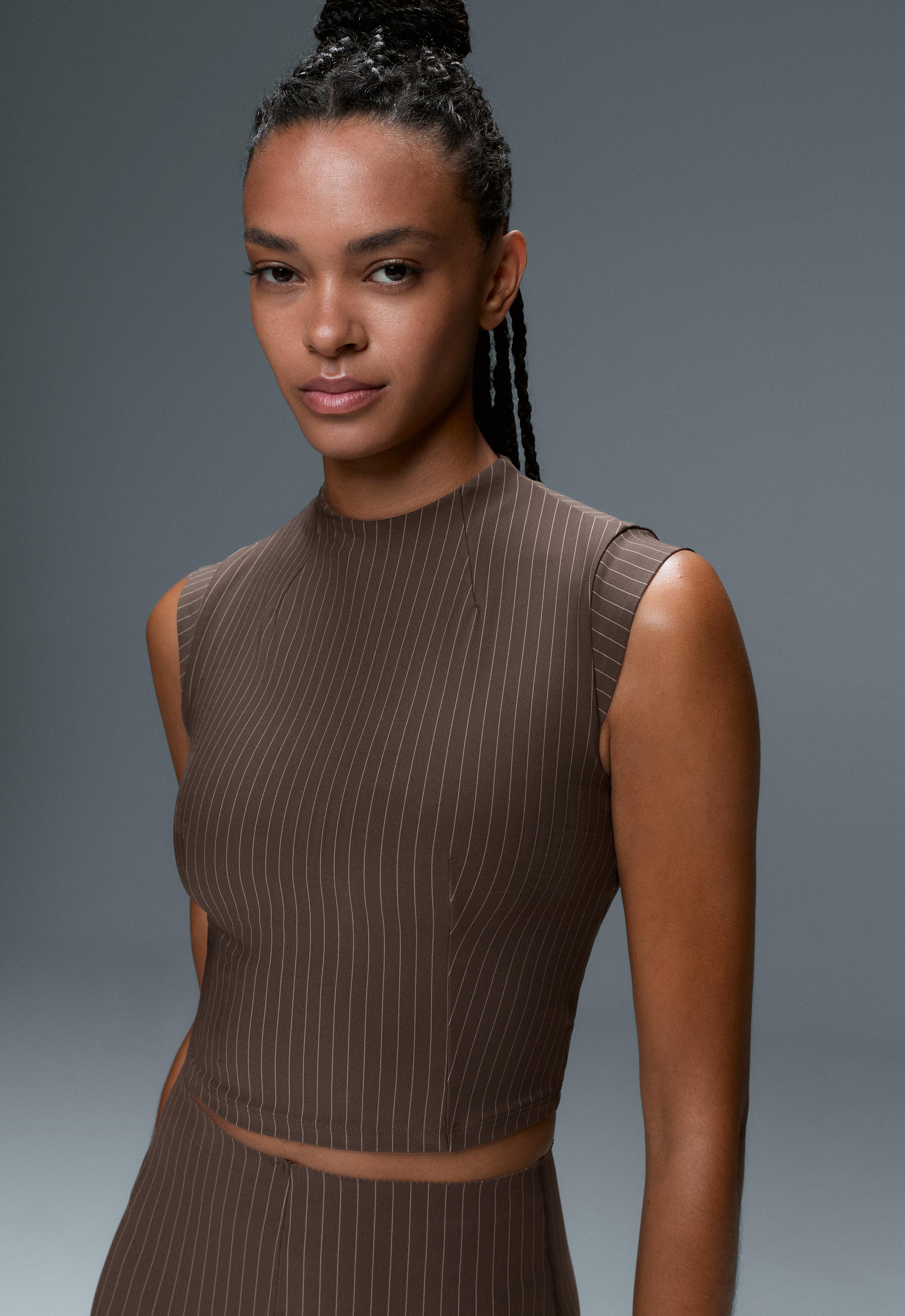 Compressive short-sleeved pinstripe tank top — BROWN