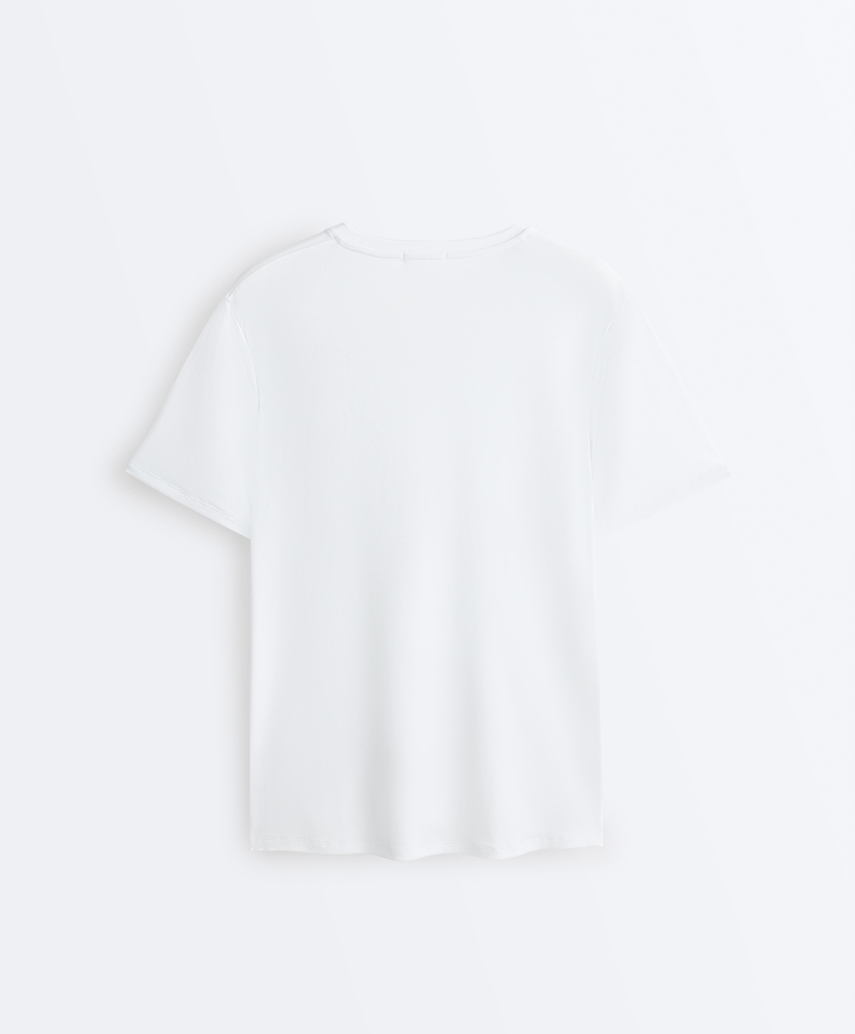 تيشيرت تقني بأكمام قصيرة للرجال