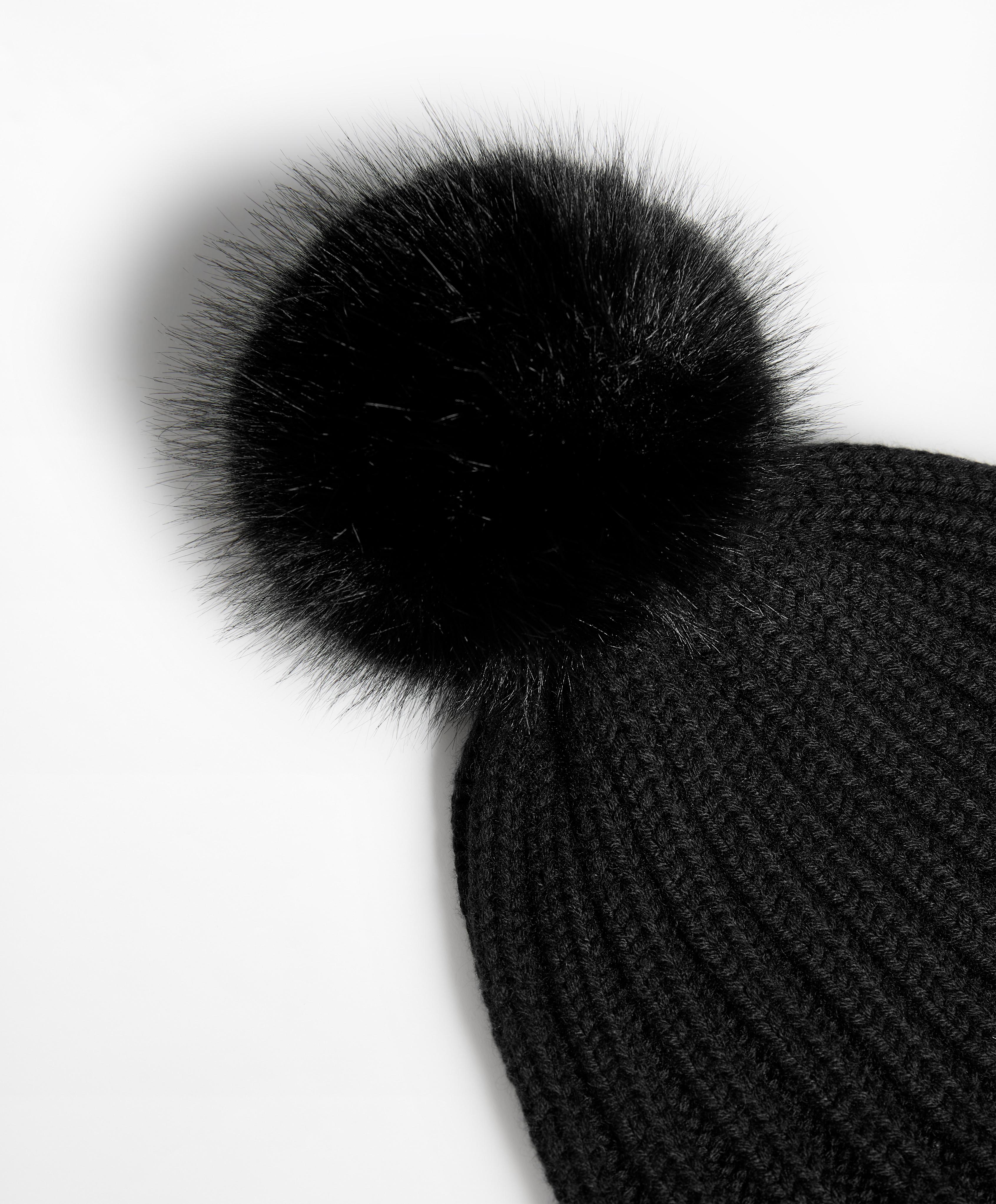 Pompom knit hat