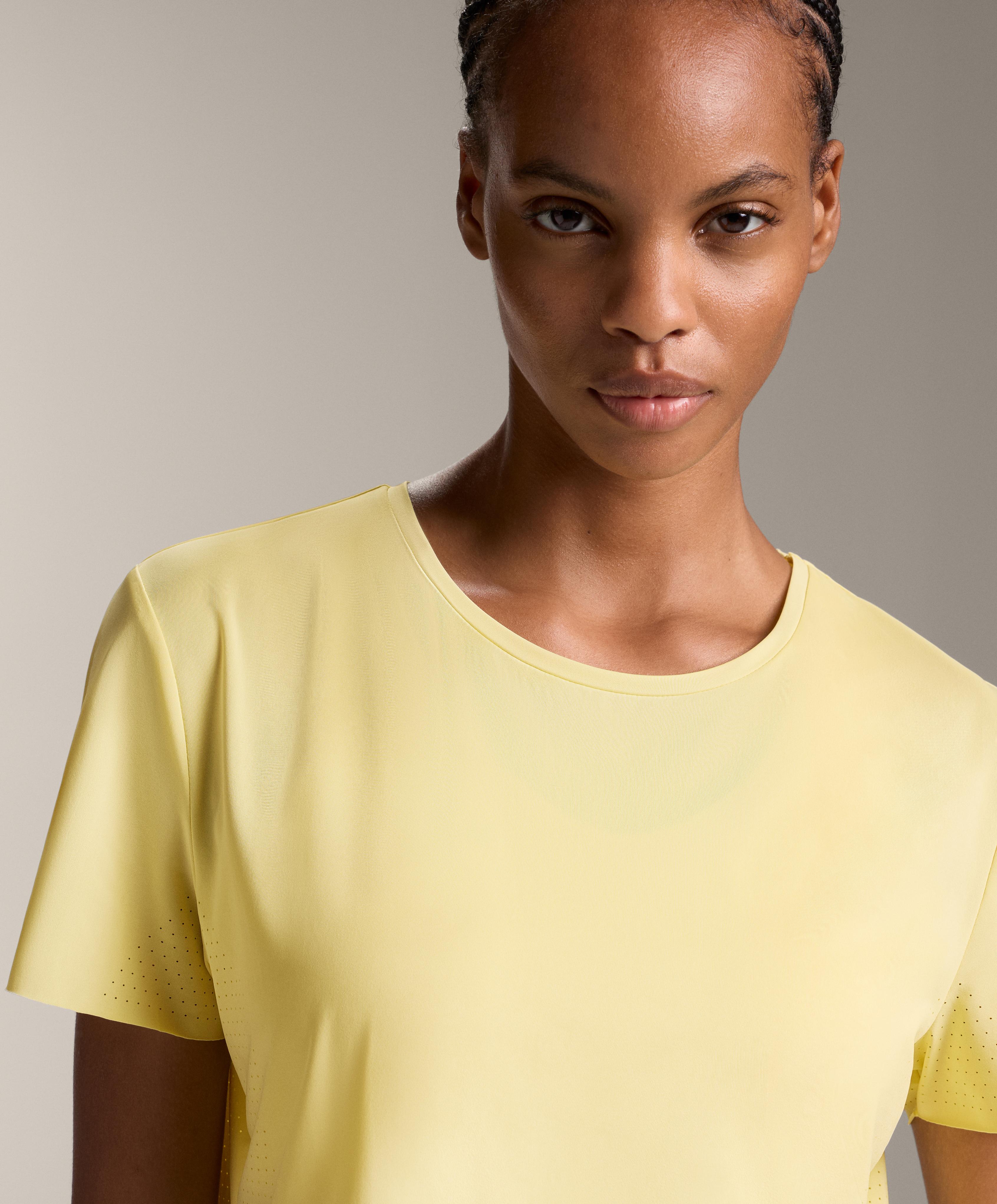 Футболка с короткими рукавами и микроперфорацией - Распродажа Футболка с короткими рукавами и микроперфорацией - Распродажа