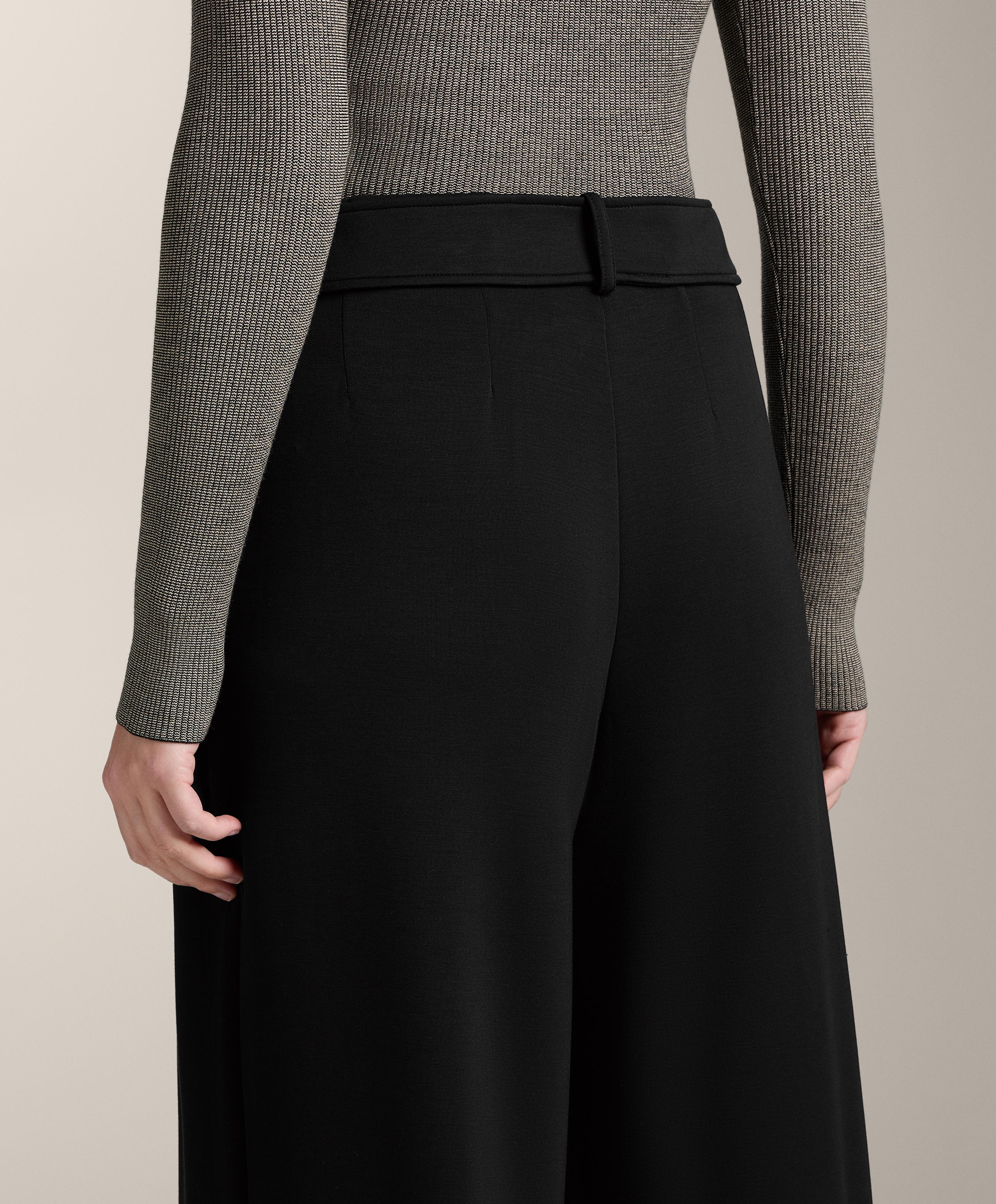 Szerokie spodnie z zaszewkami w pasie z modalu o miękkim dotyku