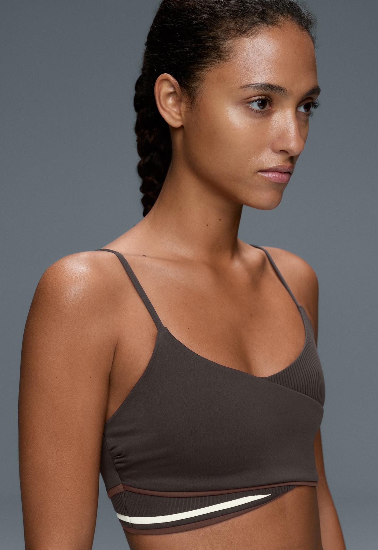 Medium support Comfortlux crossover Rib sports bra — DARK GREY