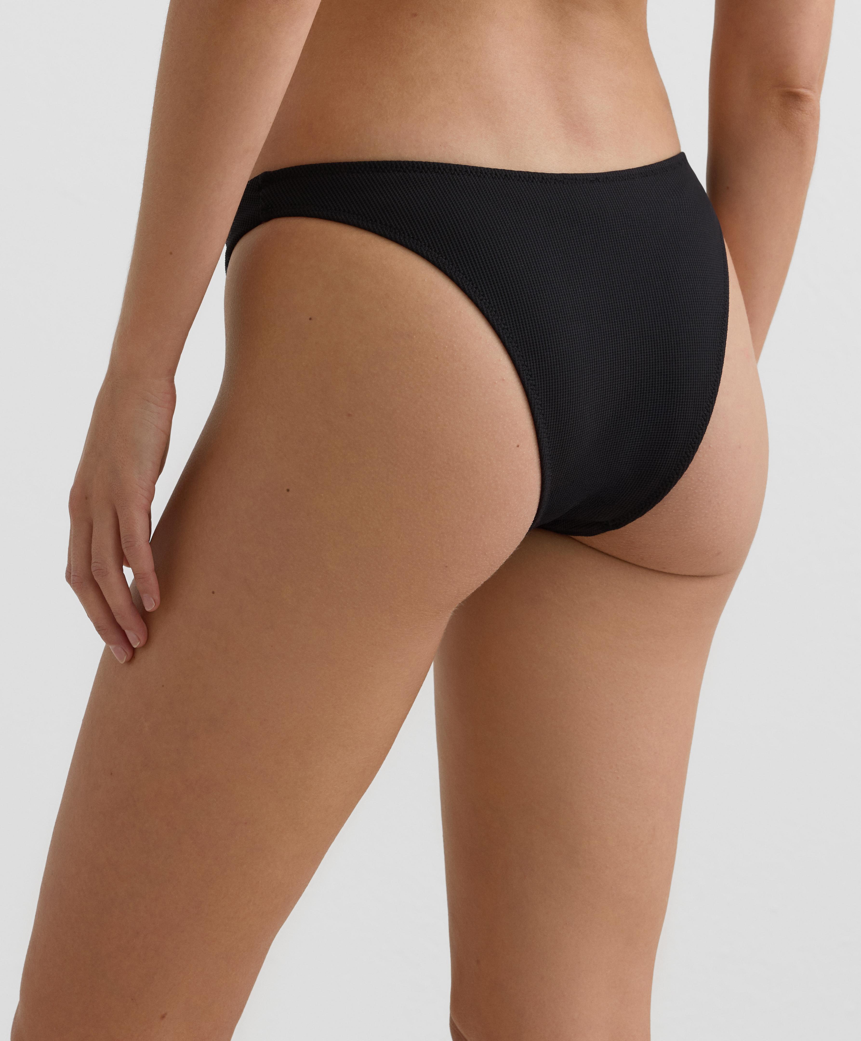 Бикини гаќички со средна покриеност пике со крој во форма на буквата У