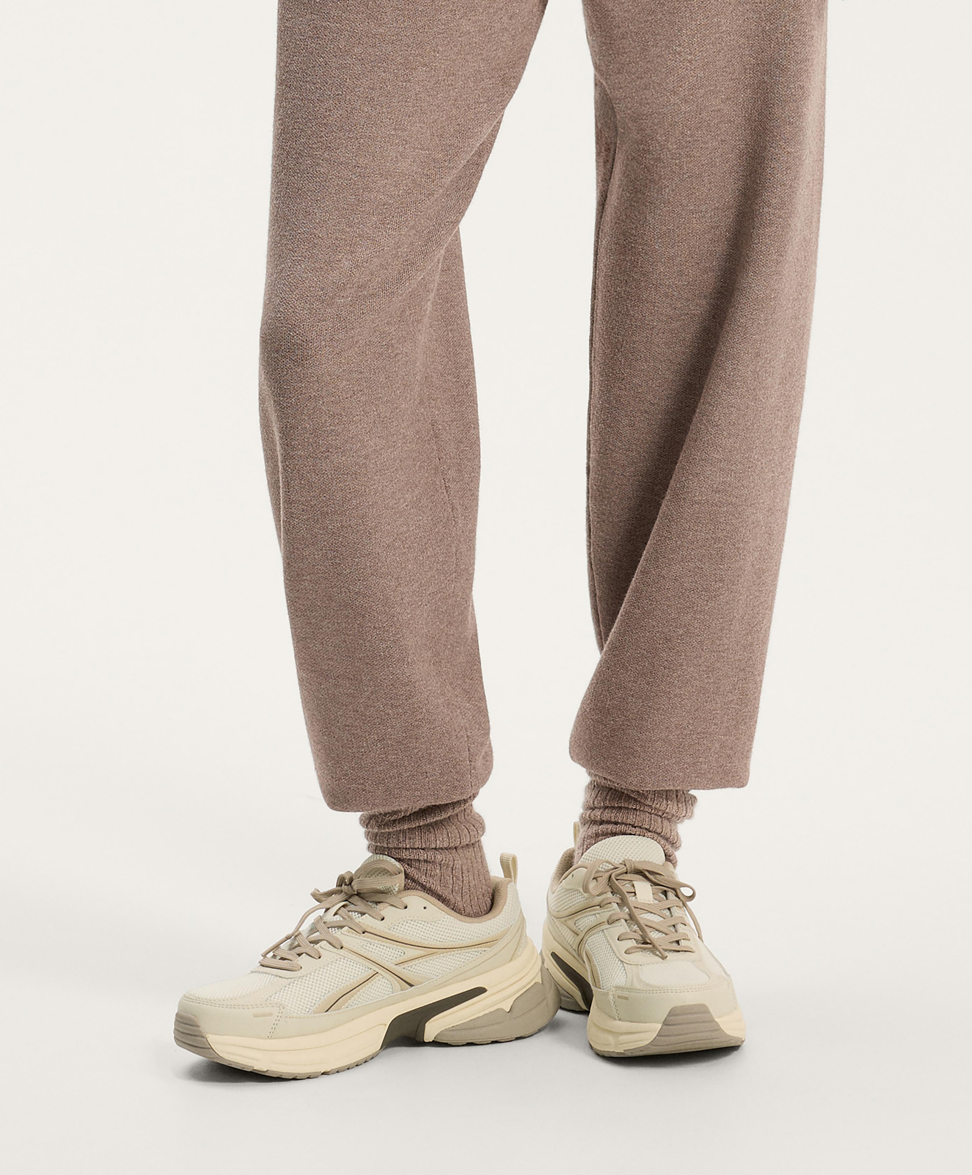 Running-style trainers — SAND