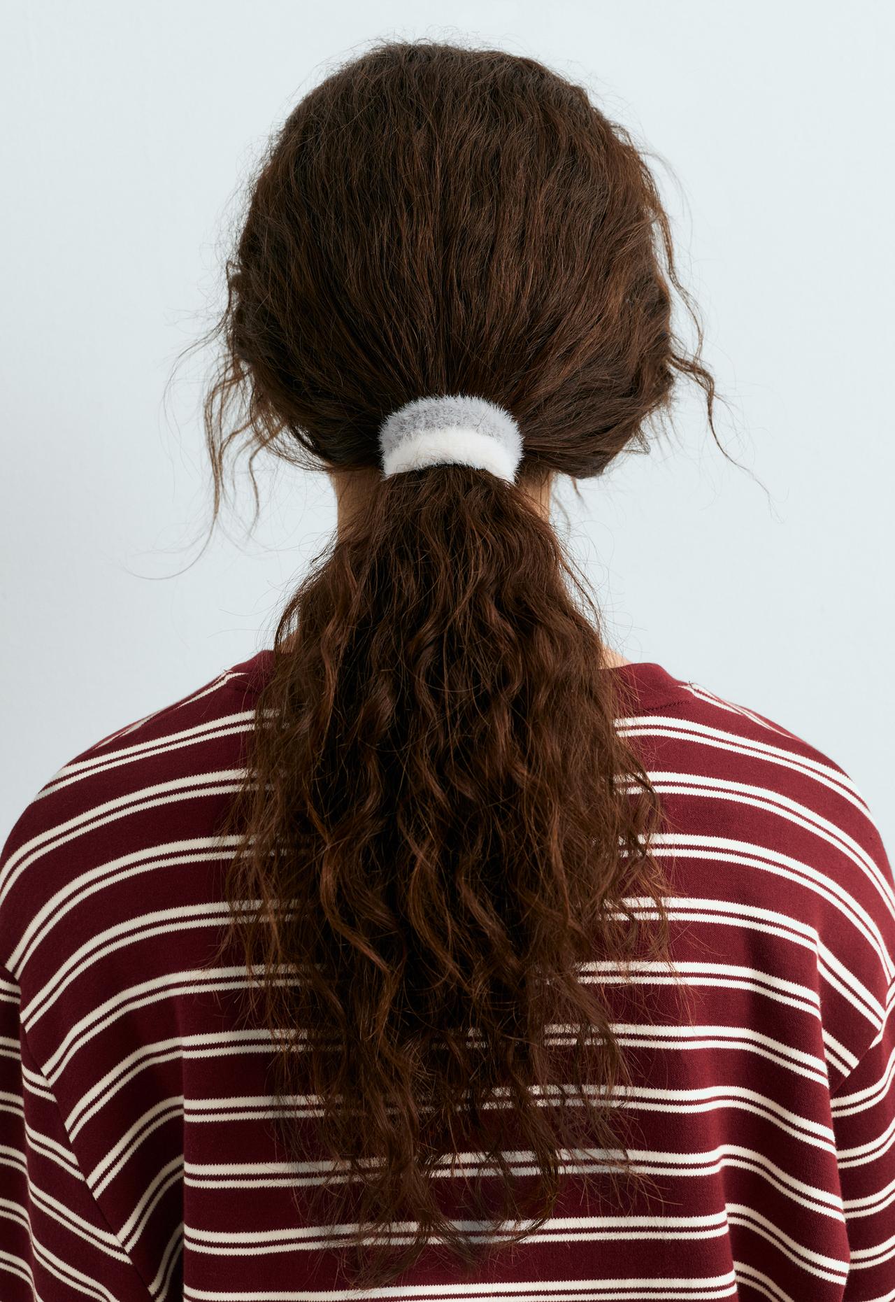 4 faux-fur scrunchies — GREY