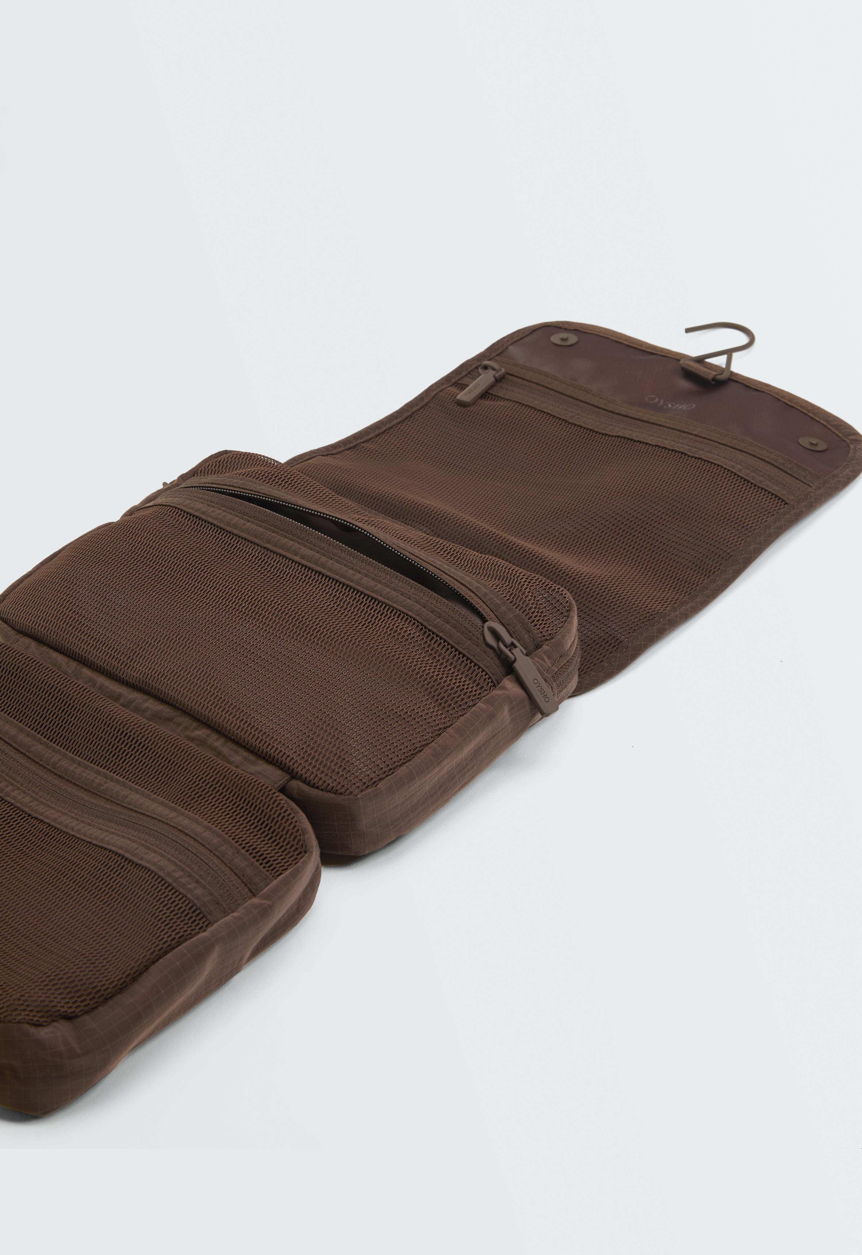 Hanging wash bag — BROWN