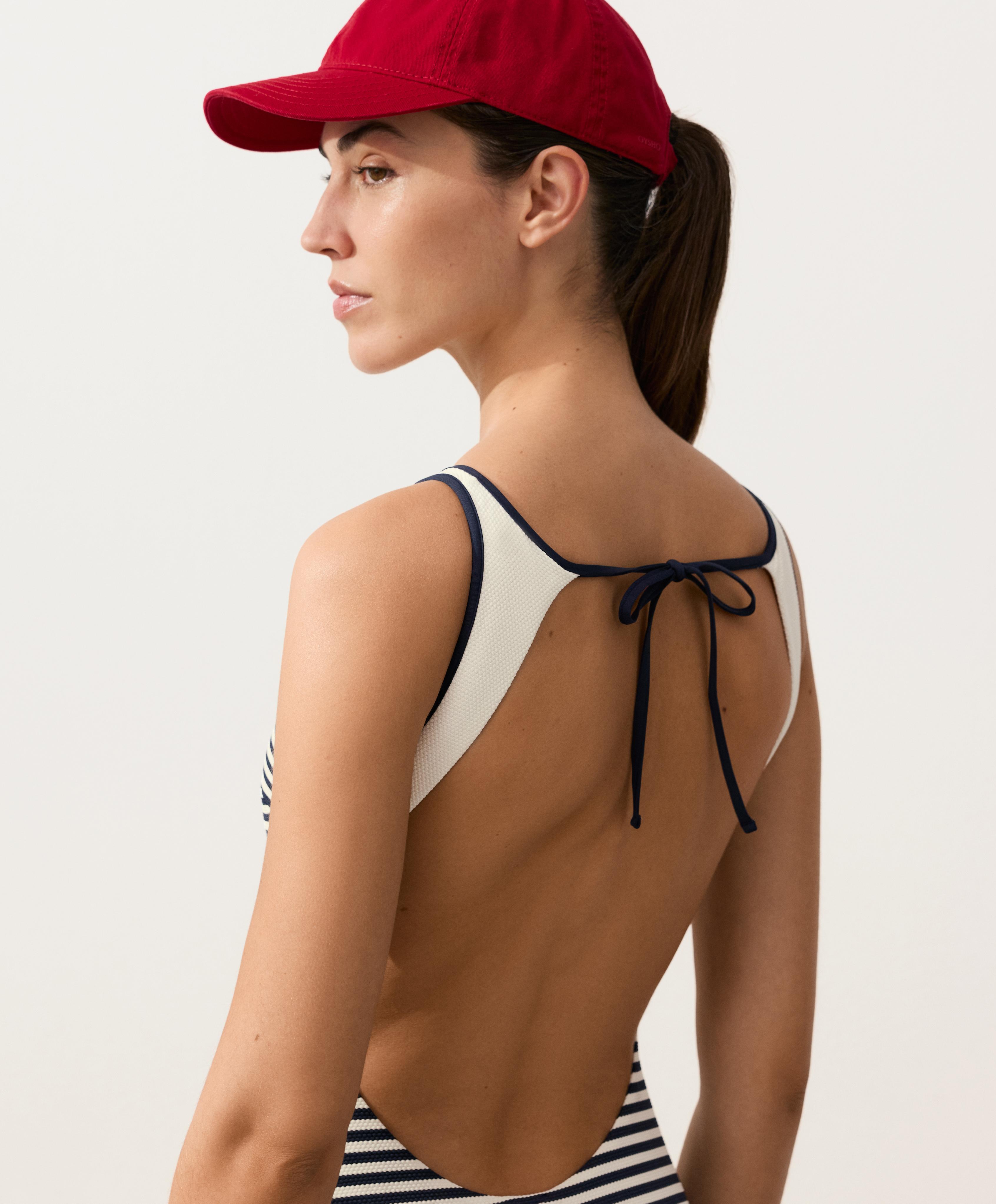 Fato de banho halter com estrutura e riscas