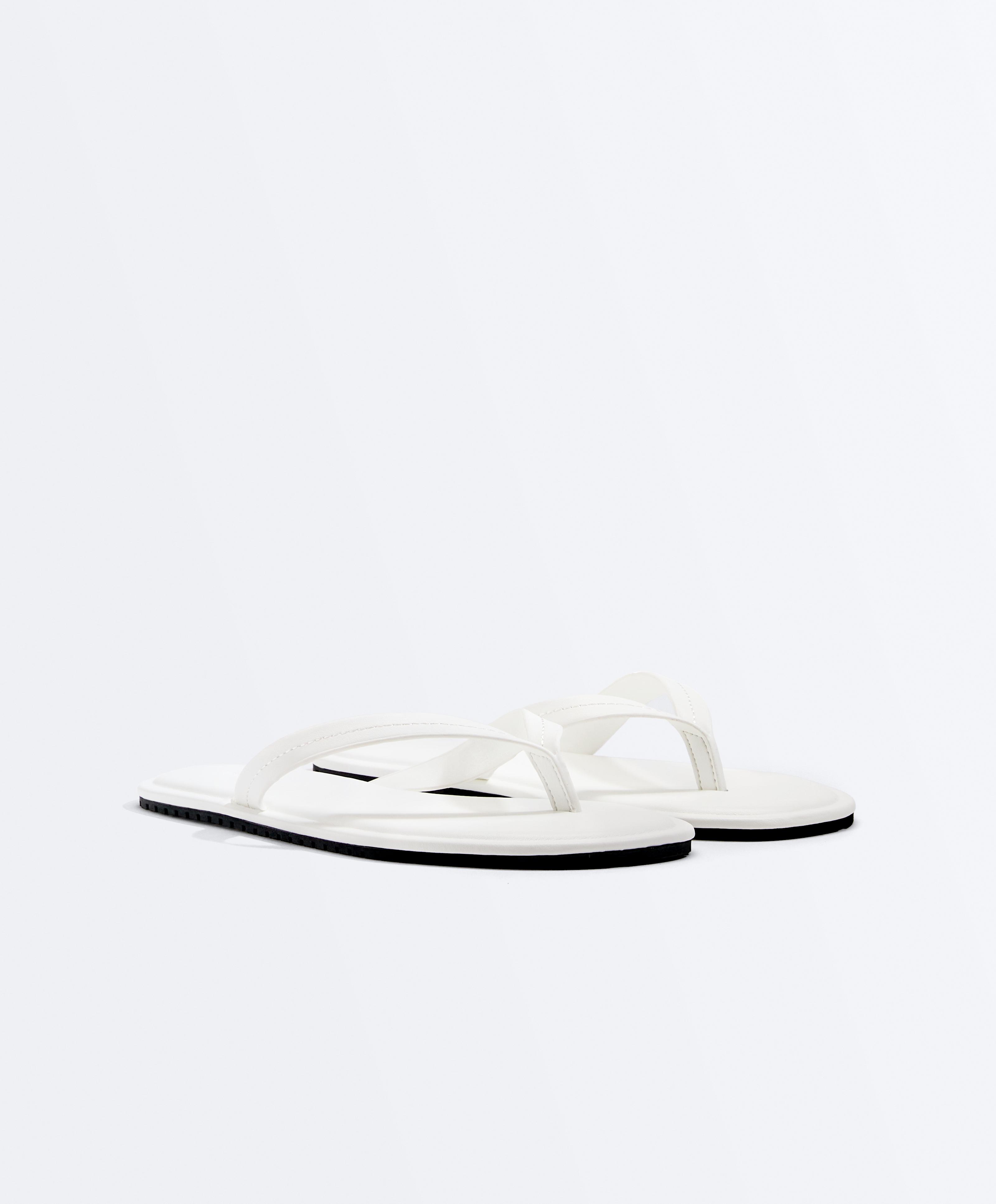Sandalia plana minimal