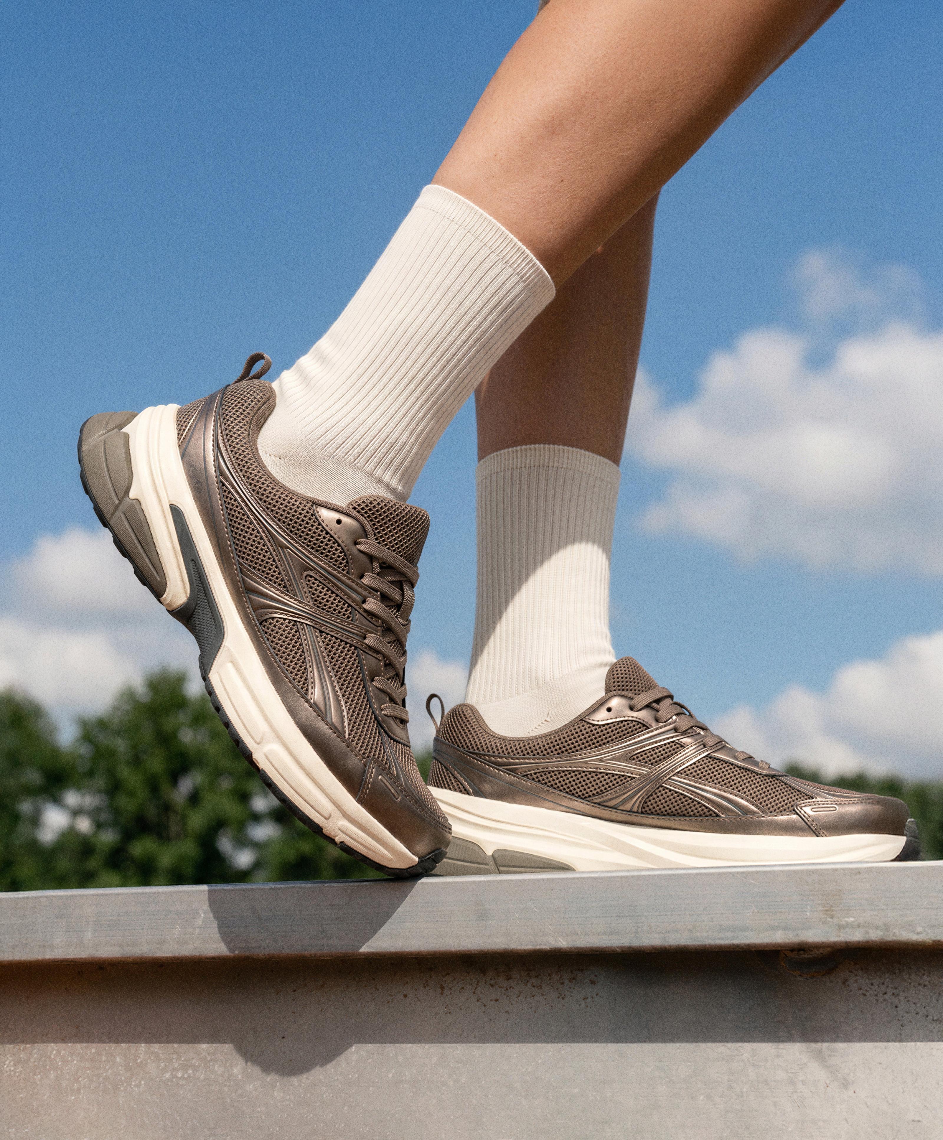Running-style trainers — BRONZE