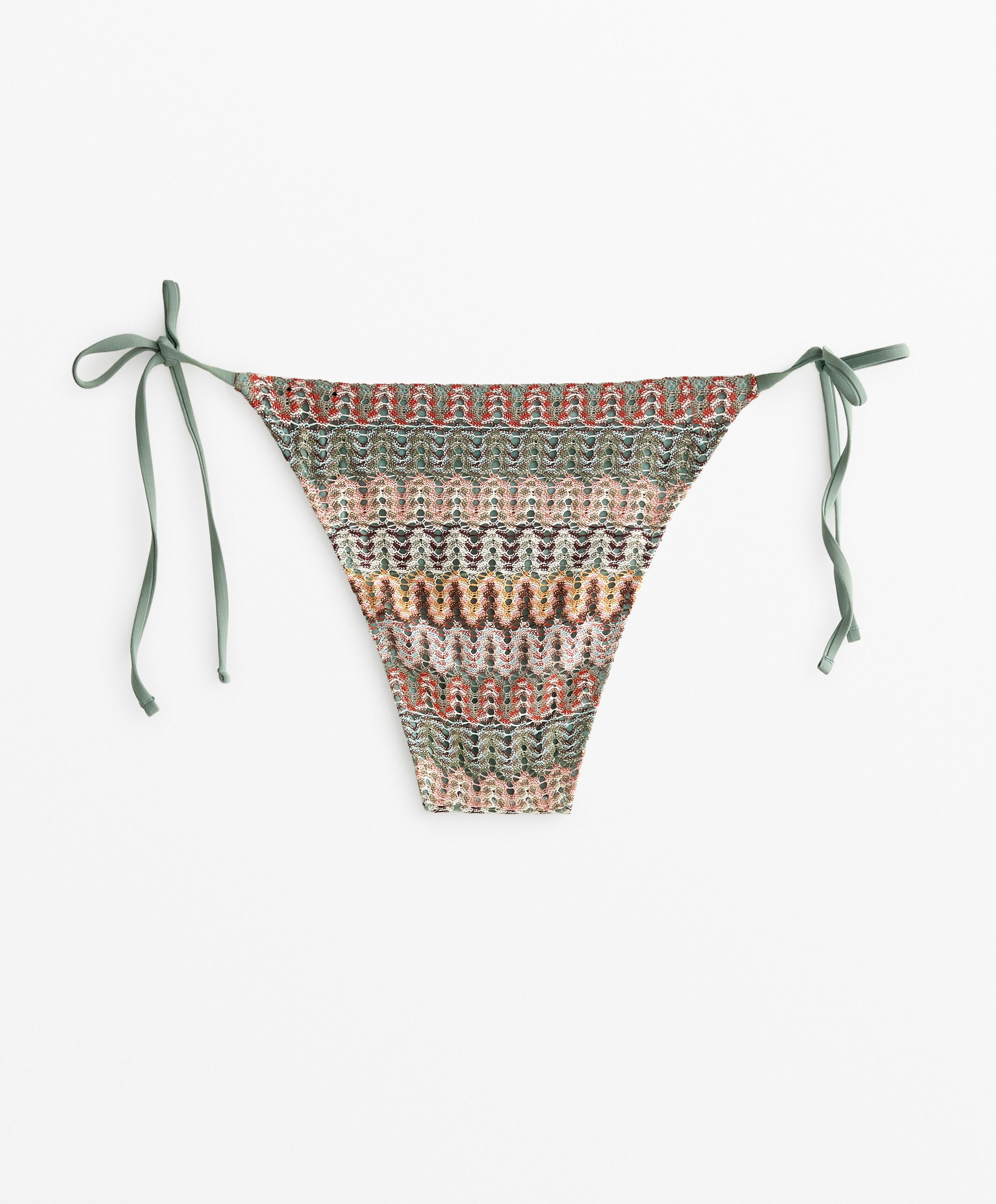 Halfhoog bikinibroekje van crochet en striksluiting