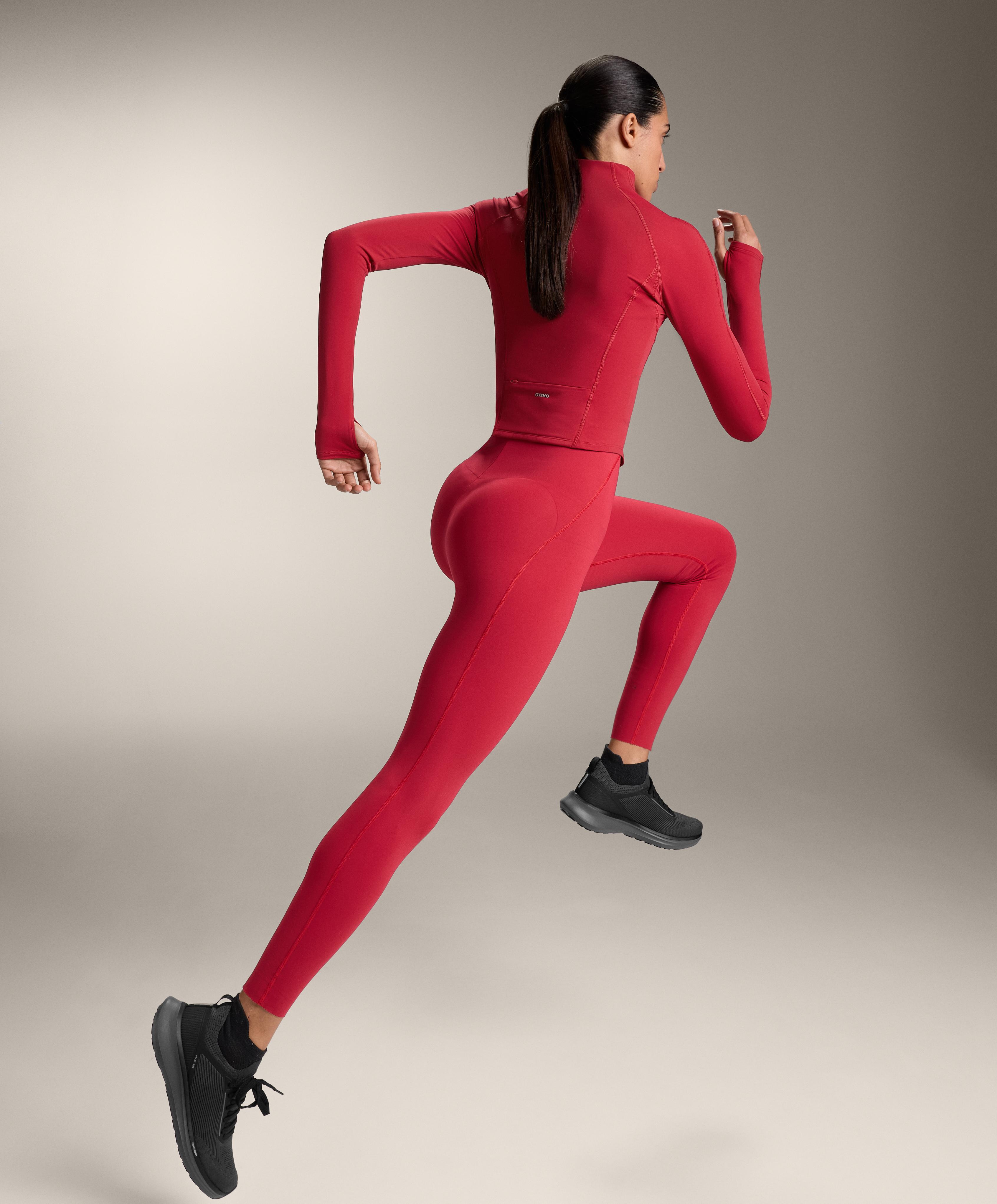 Lengva šilta techninė striukė su siūlėmis