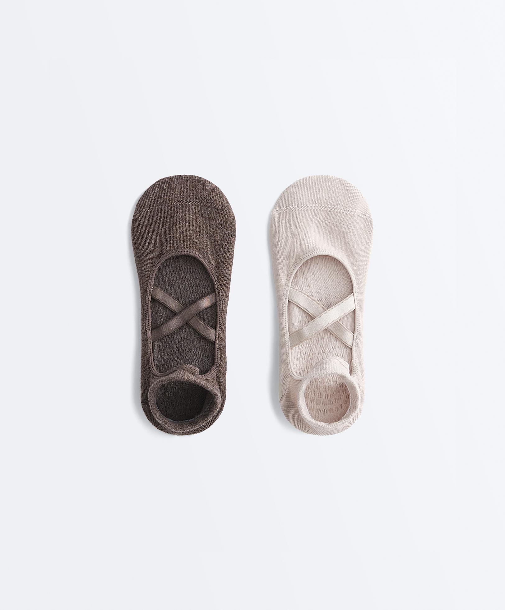 2 pairs of crossover cotton blend yoga and Pilates sneaker socks — SAND