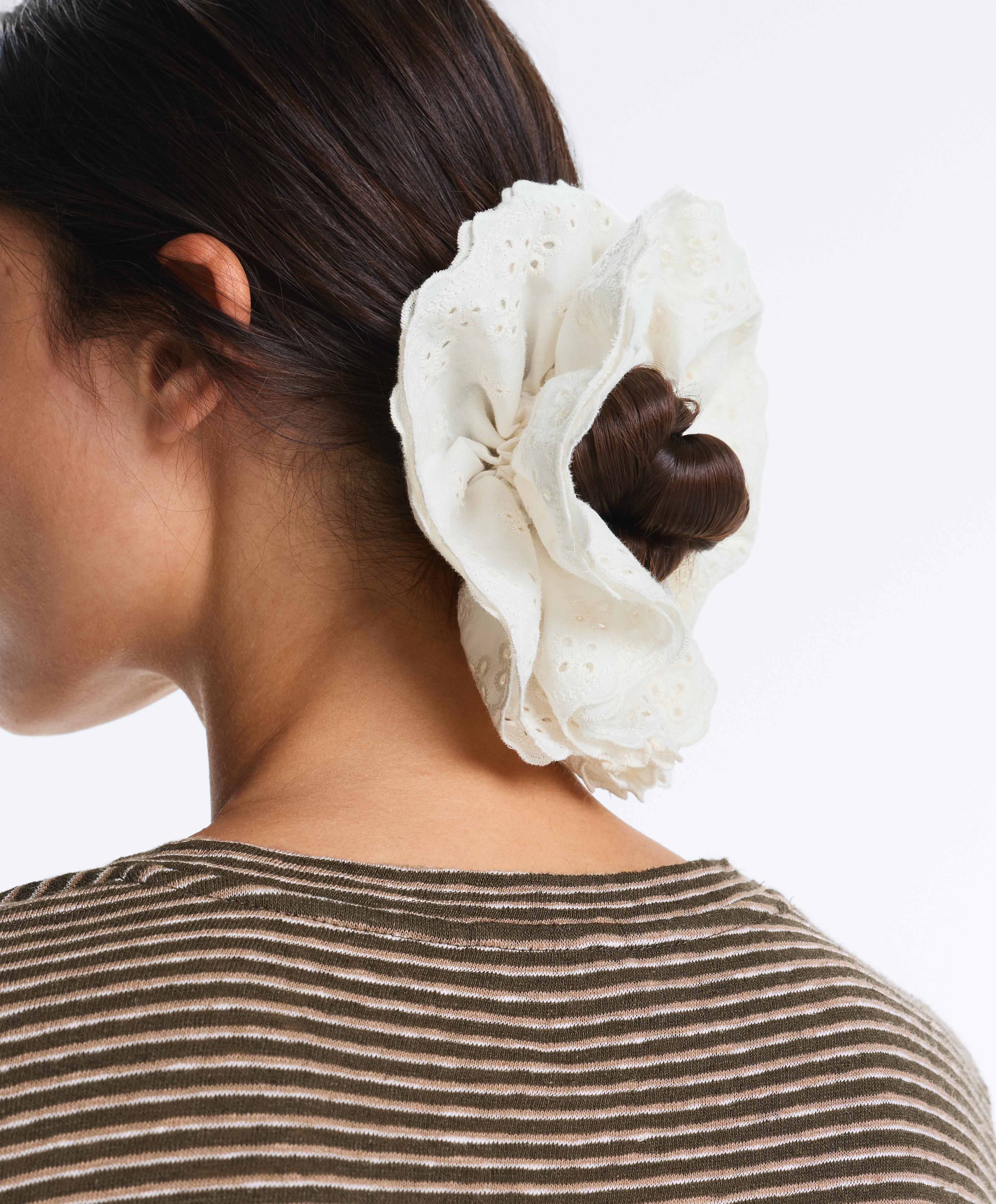 Large embroidered scrunchie — ECRU