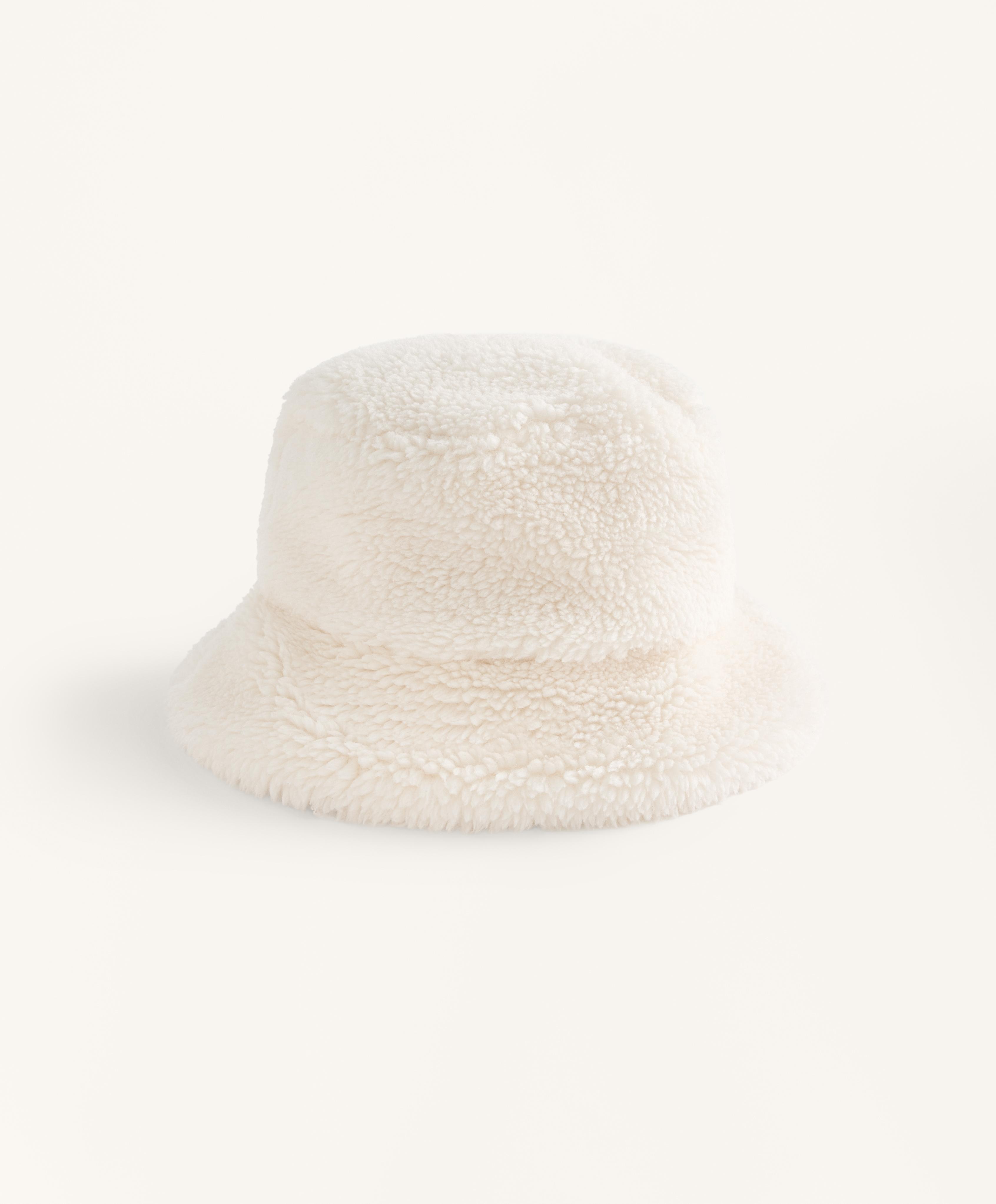Gorro estilo bucket em pelo de ovelha sintético