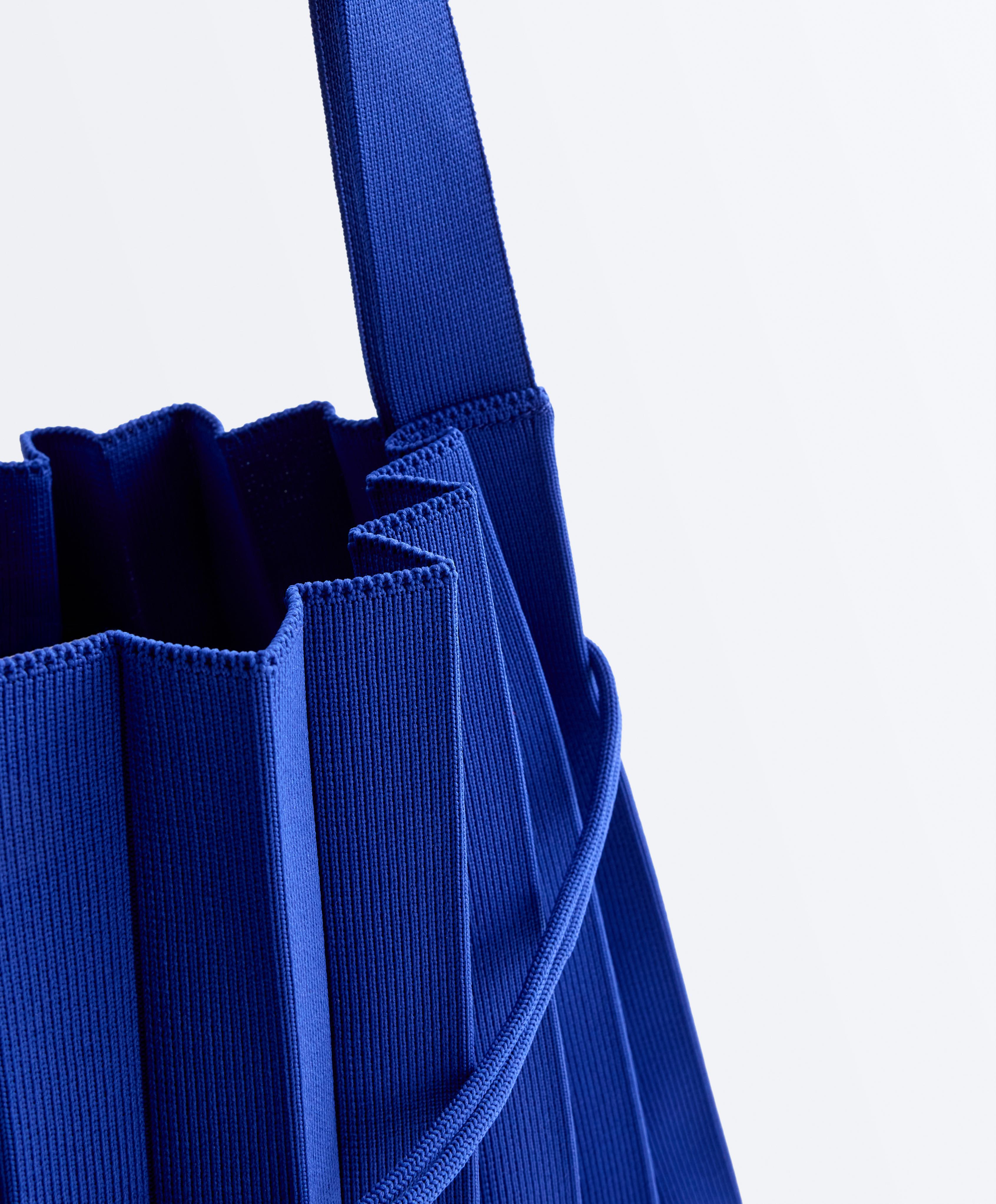 Pleated knit bag