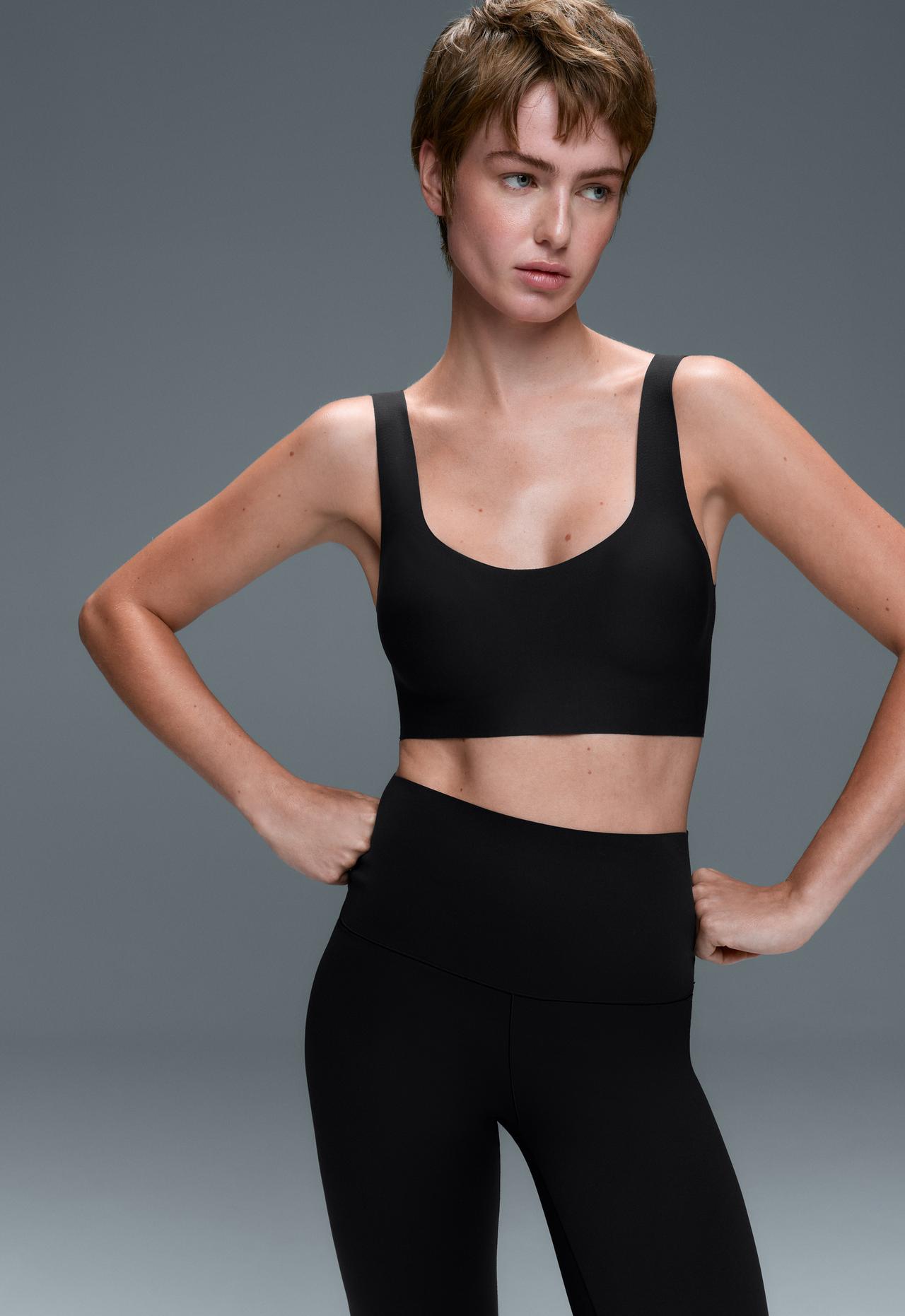 Perfect-adapt medium-support sports bra with cups — BLACK