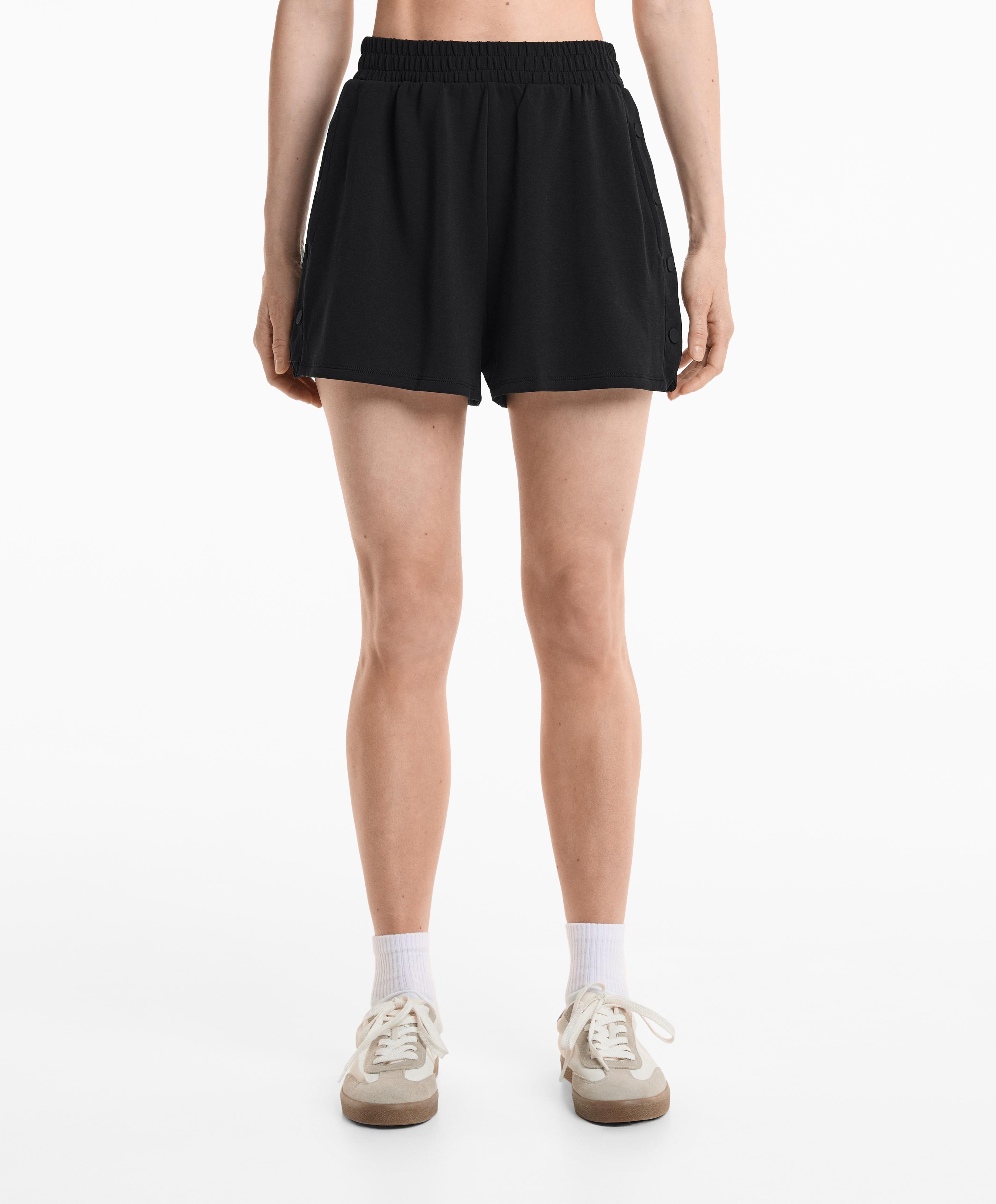 Yanları düğmeli ve yumuşak dokulu modal içeren Shorts Yanları düğmeli ve yumuşak dokulu modal içeren Shorts