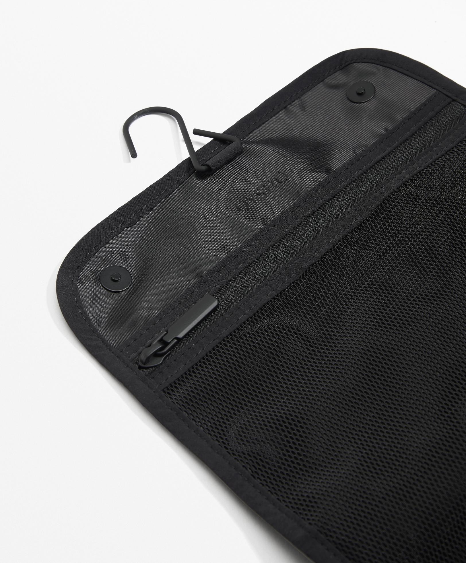 Hanging water-repellent wash bag