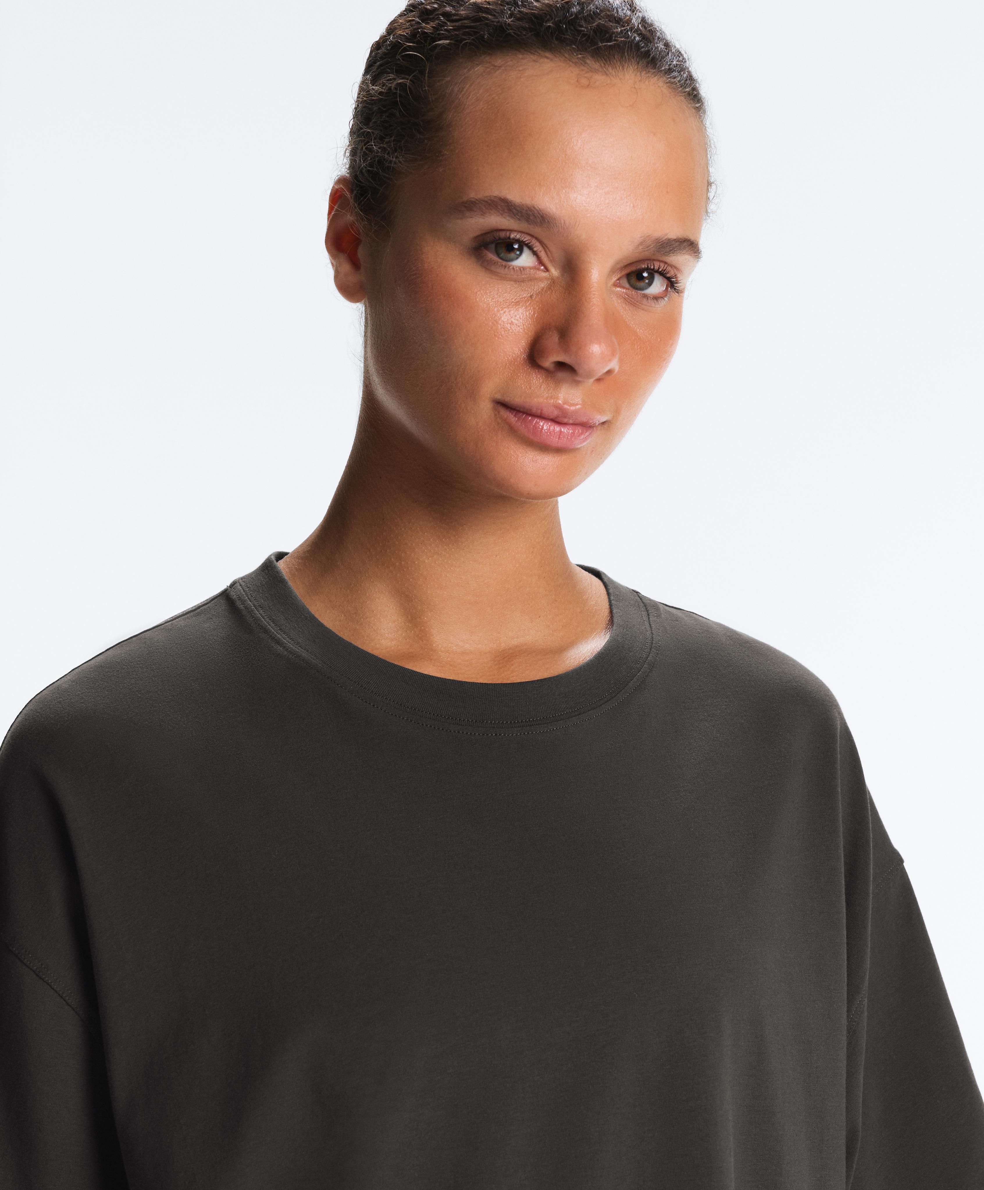 เสื้อยืดทรงหลวมแขนสั้นผ้าฝ้ายผสม เสื้อยืดทรงหลวมแขนสั้นผ้าฝ้ายผสม